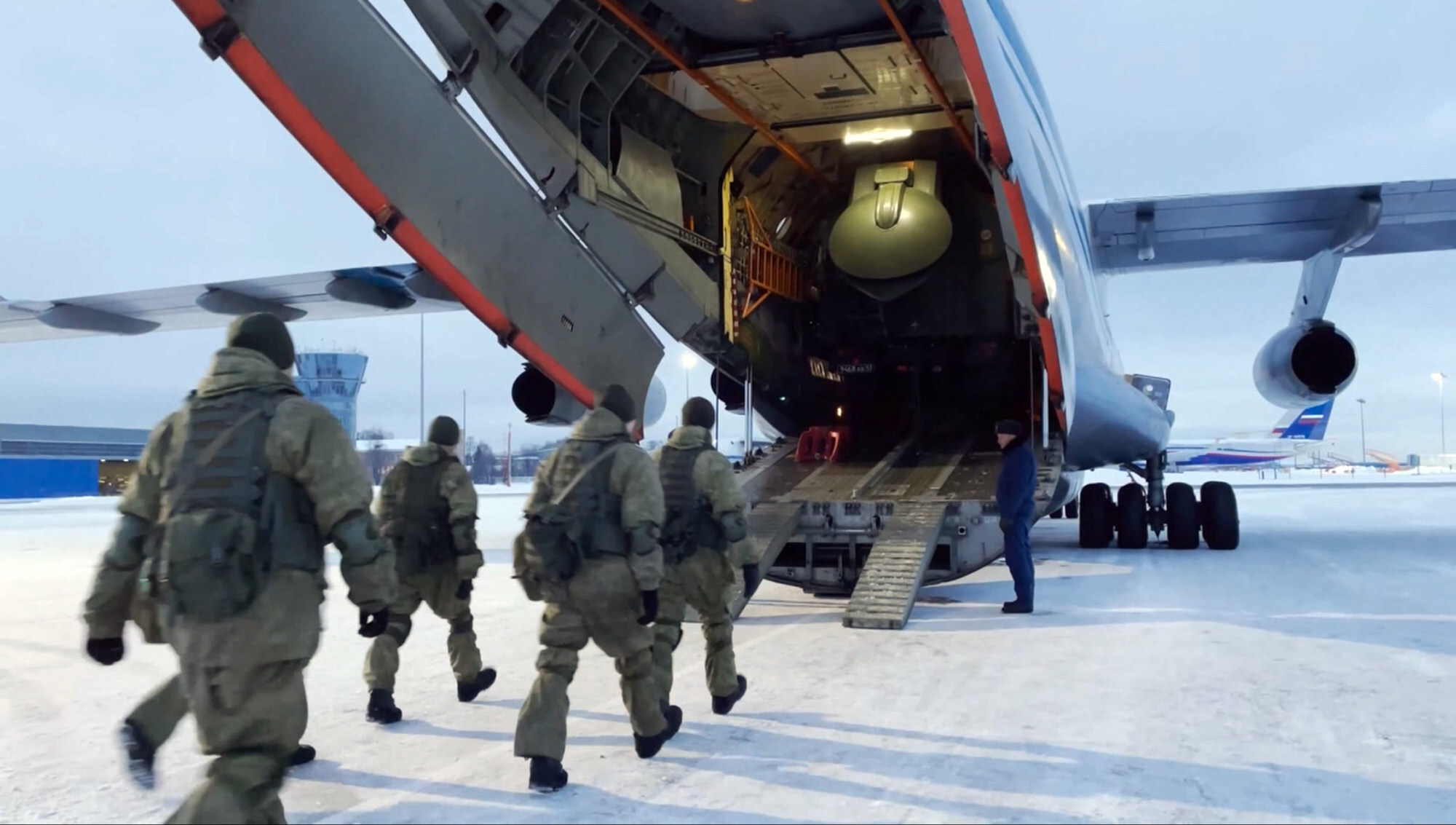 Trupele ruse se urcă într-un avion militar în afara Moscovei, cu destinația Kazahstan. Foto: Ministerul rus al Apărării