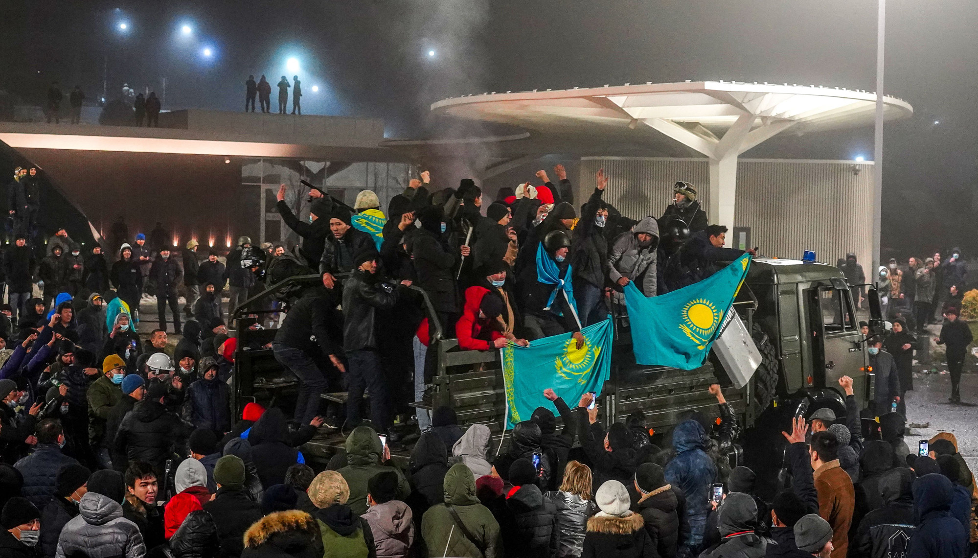 Protestatari din Almaty, Kazahstan, miercuri. Foto: EPA
