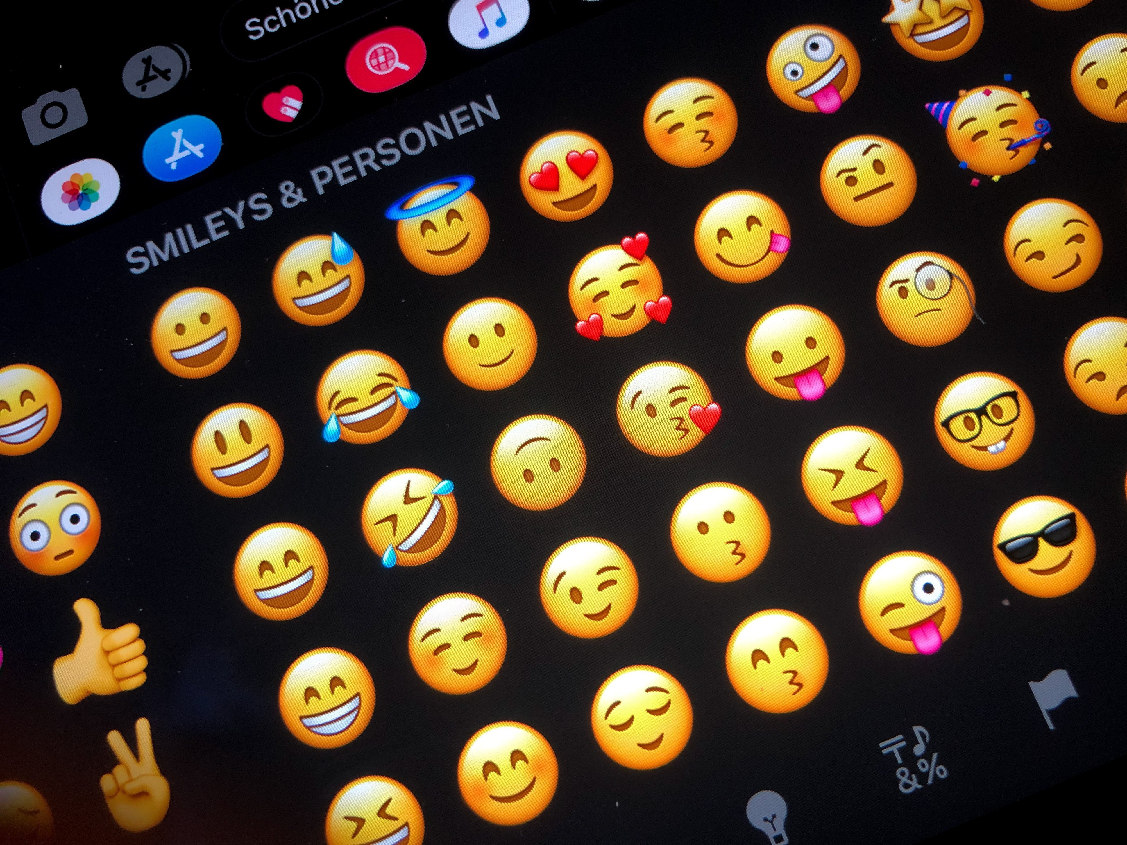 The most popular emojis of 2021 expressed positive emotions, like laughter, love and affection. Photo: Getty Images