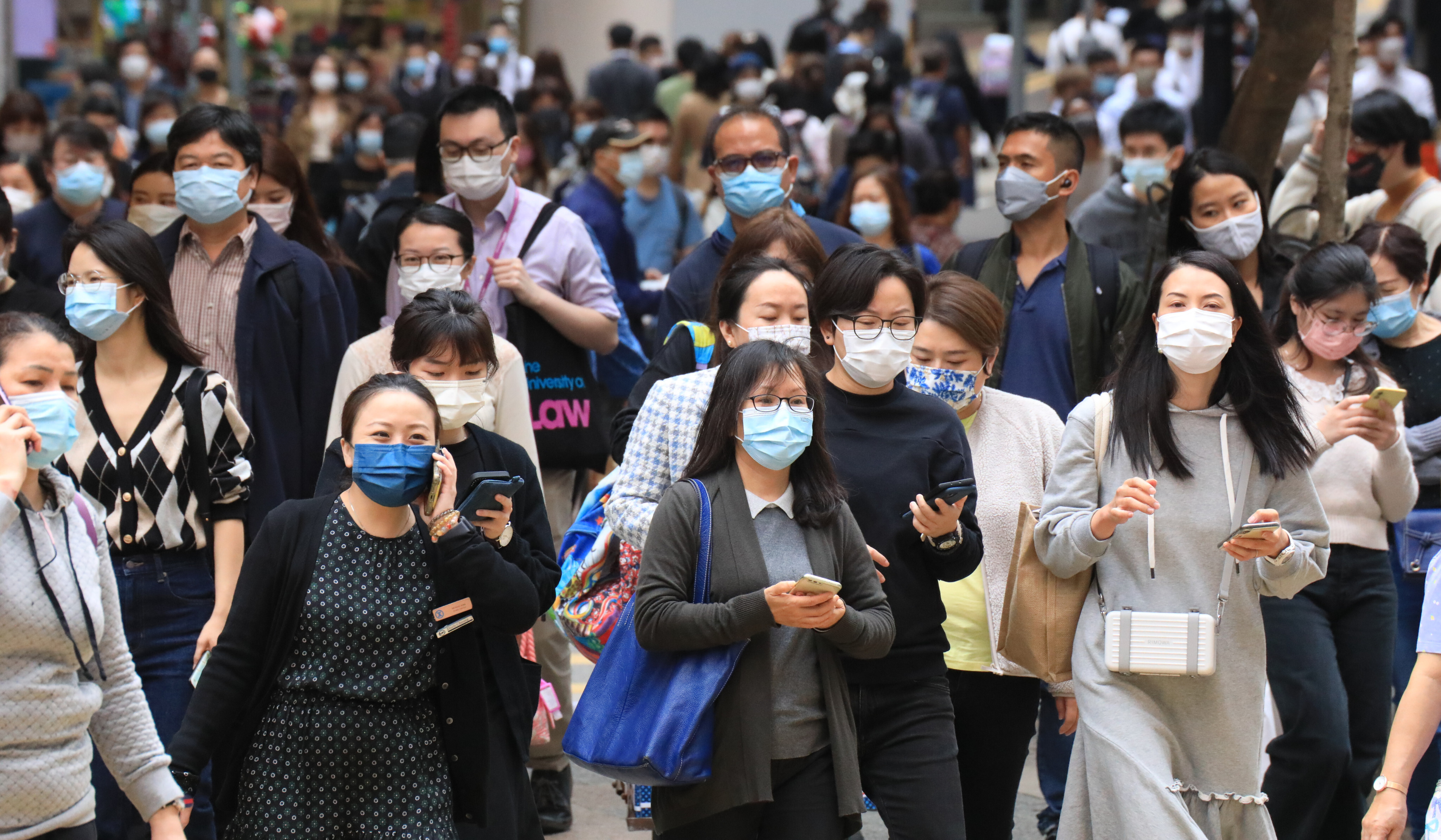 Zorunlu Covid-19 testleri için sıra bekleyen Hong Kong vatandaşları. SCMP, 2022.