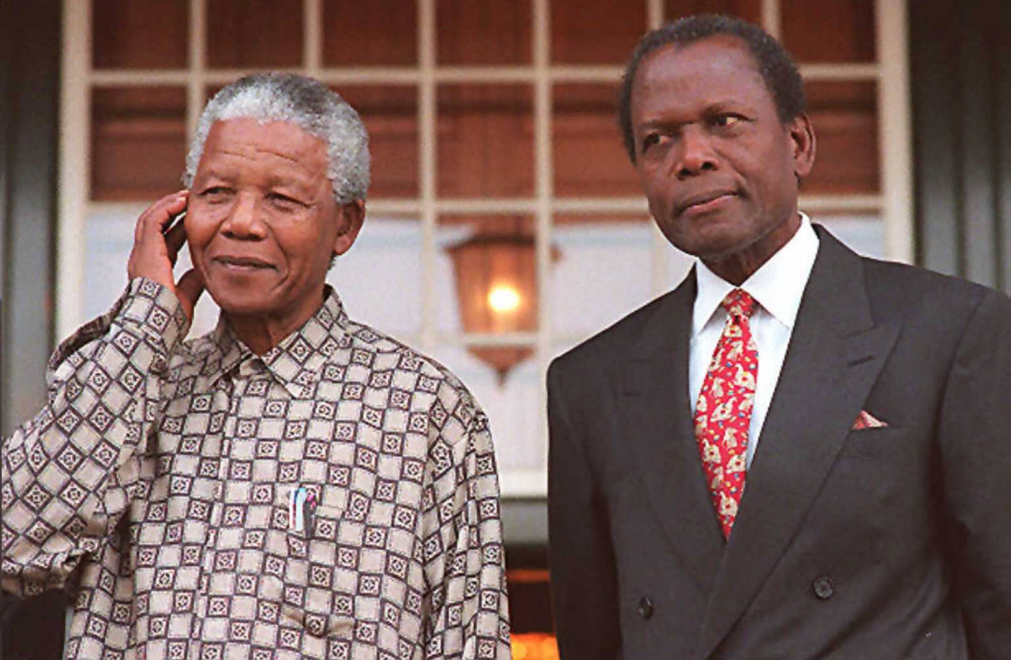 South President Nelson Mandela (left) and US actor Sidney Poitier pose for cameras at Tuinhuis in Cape Town in May 1996. Photo: AFP