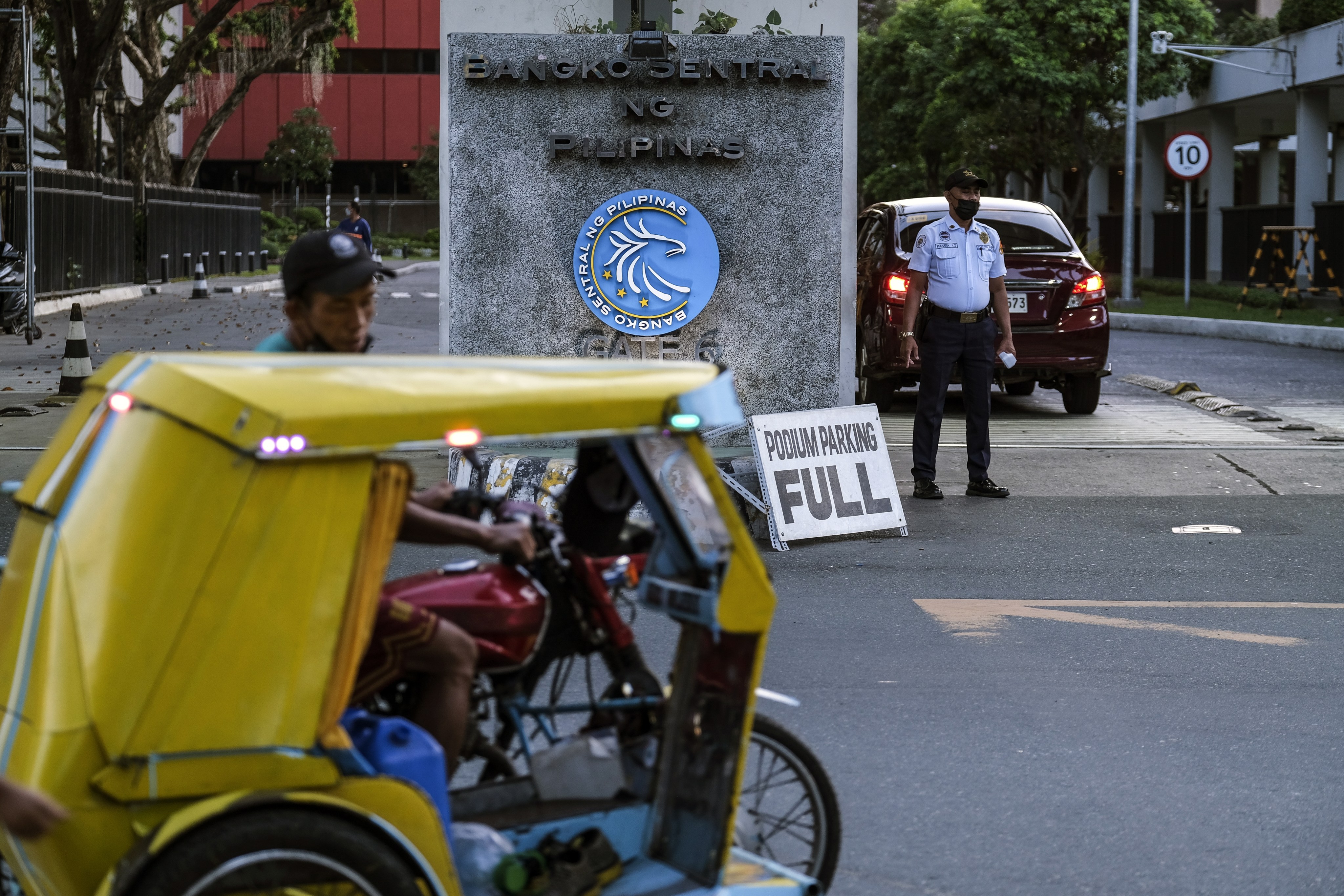 A security guard stands at an entrance to the Philippine central bank headquarters in Manila, on December 14, 2021. Financial digitalisation had been high on the agenda of the central bank even before the pandemic hit. Photo: Bloomberg