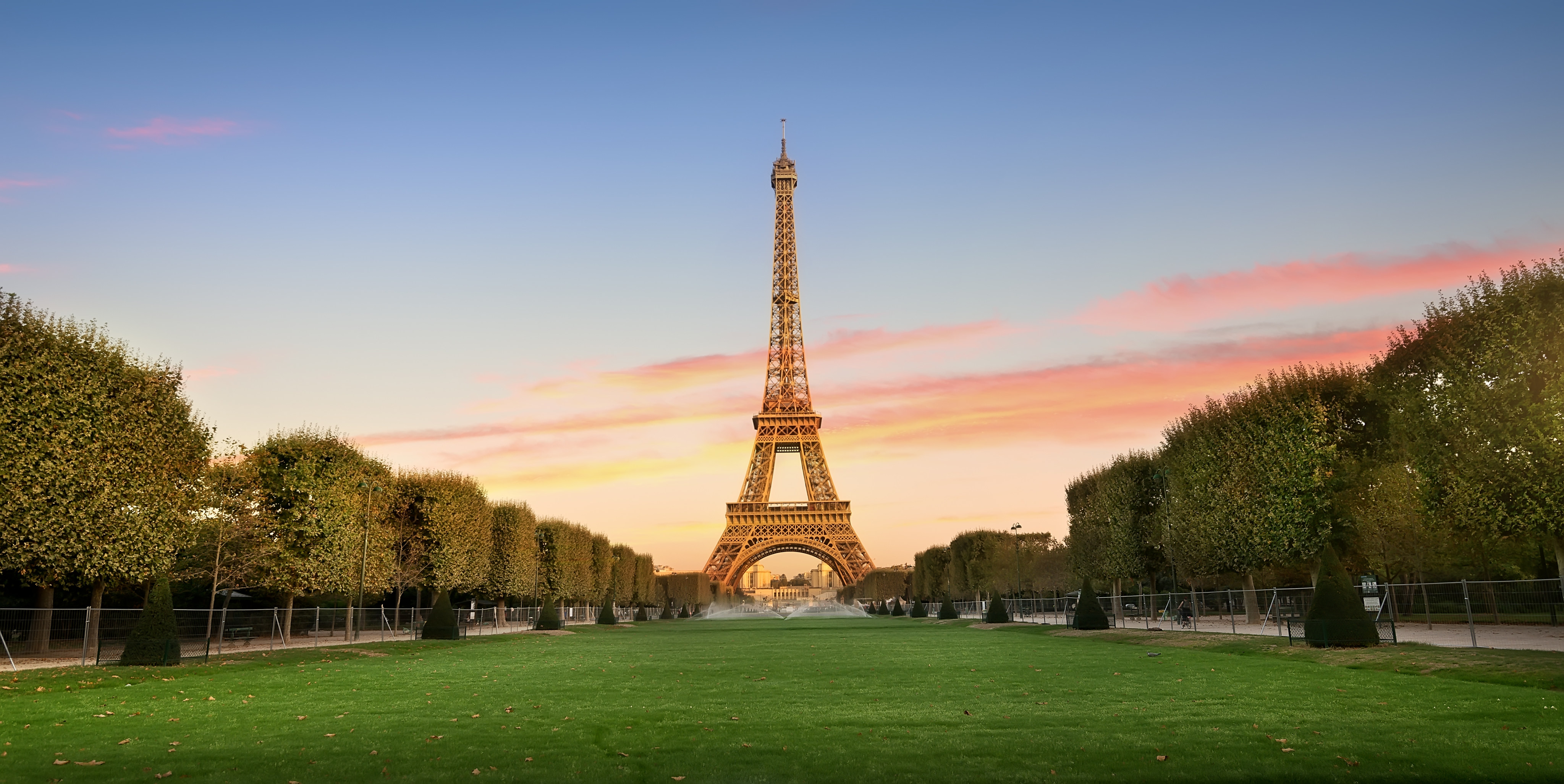 Victor Lustig’s scheme to sell the Eiffel Tower has become one of his most notorious scams. Photo: Shutterstock