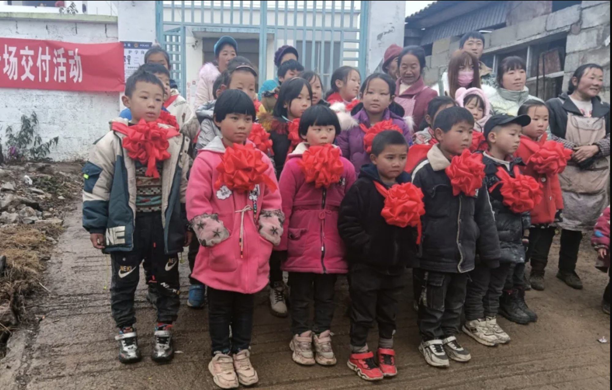 Children at the award ceremony where they received a piglet. Photo: Weixin