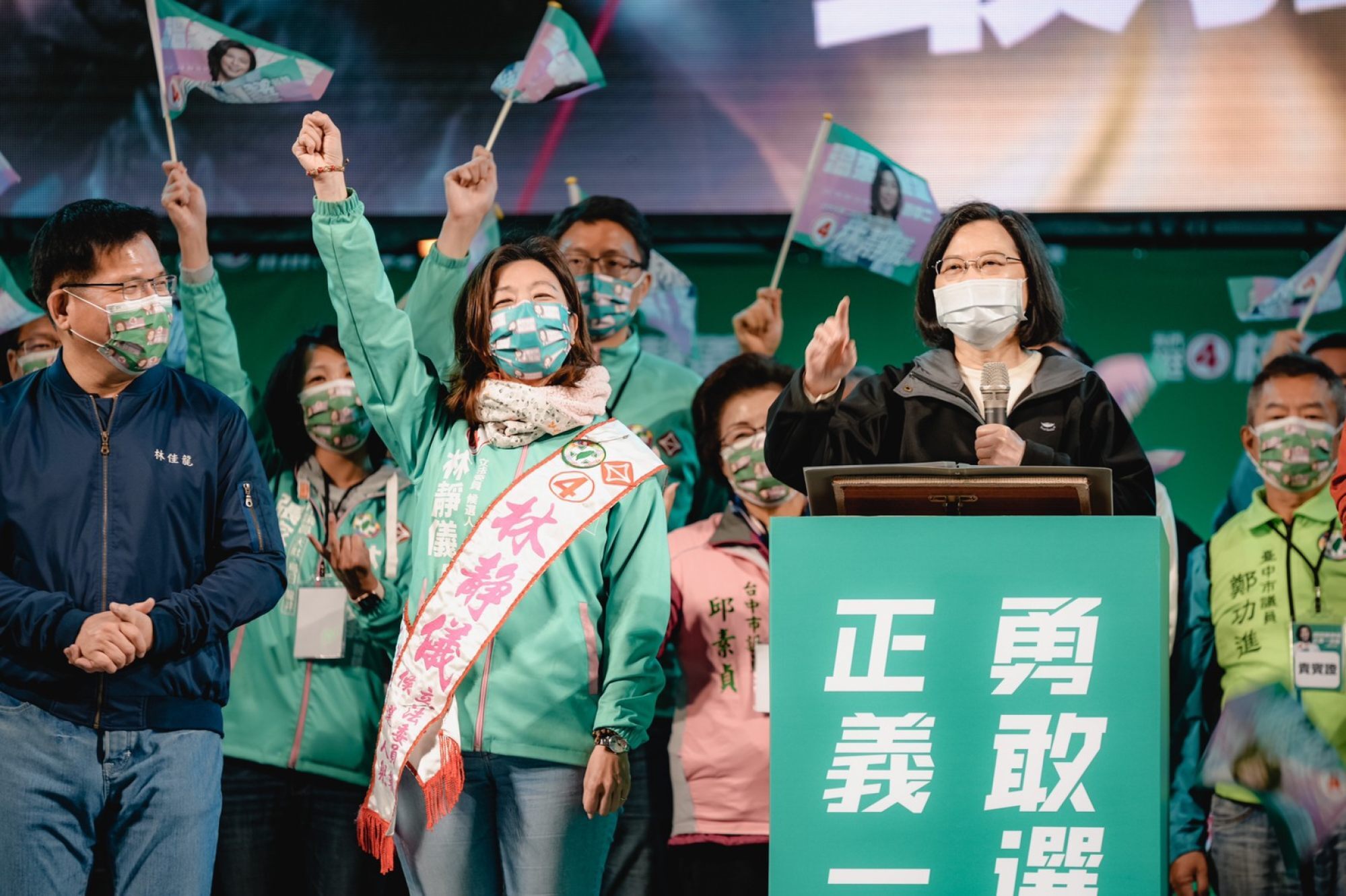 Lin Ching-yi (second left) with supporters including President Tsai Ing-wen in Taichung. Photo: Facebook