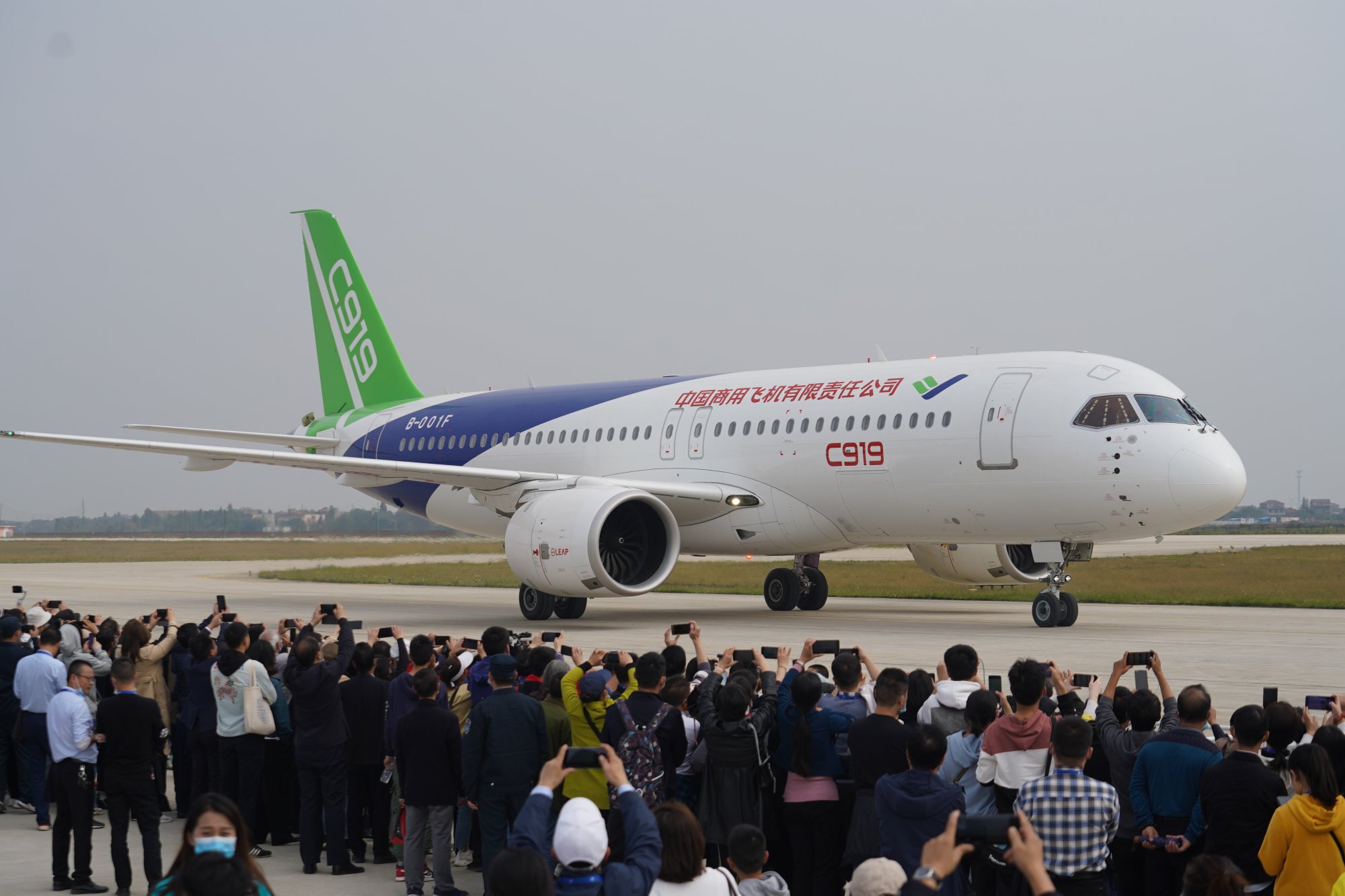 A C919 jet taxis on the runway during the 2020 Nanchang Flight Convention on October 31, 2020. Photo: Xinhua