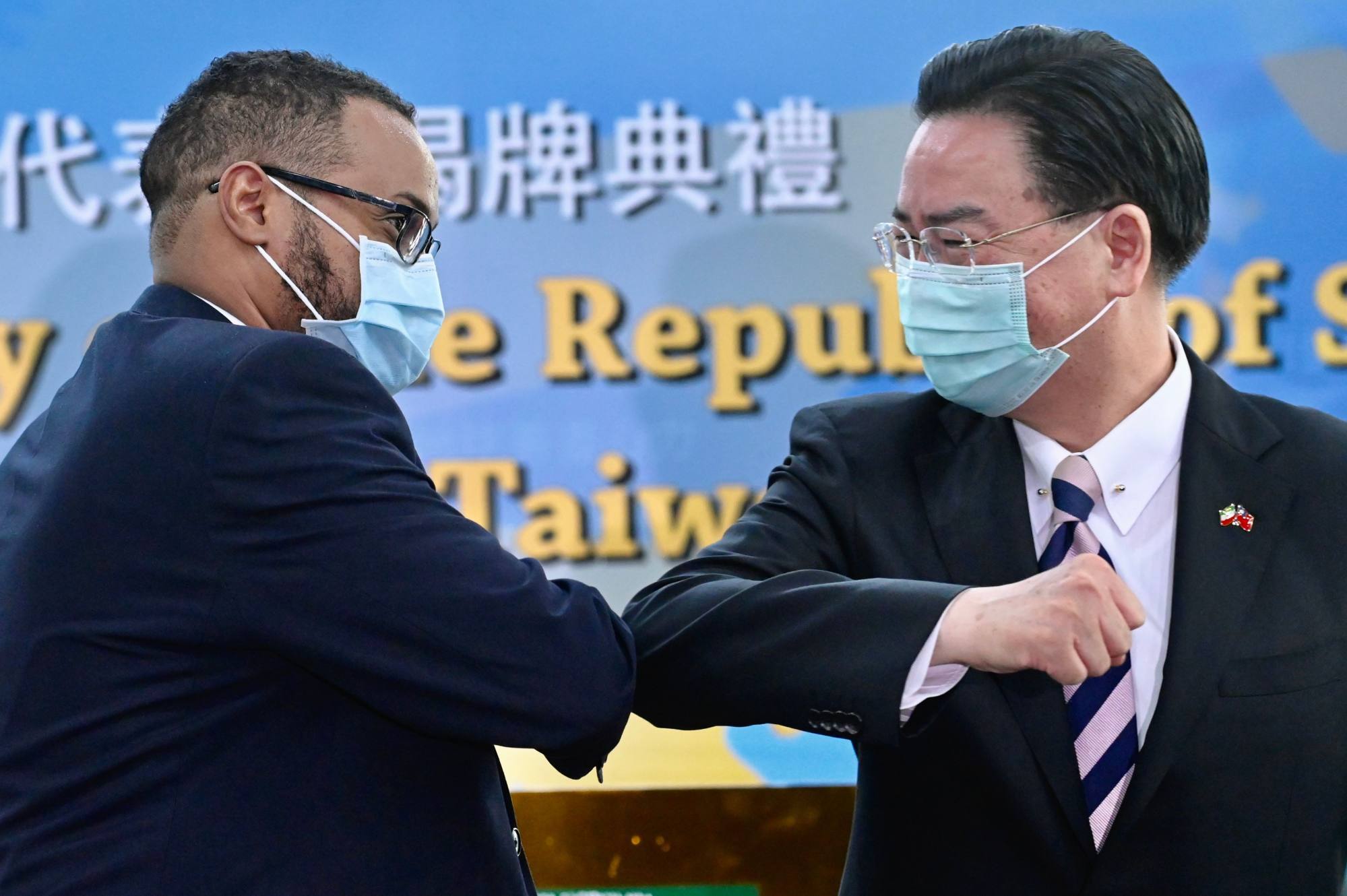 Mohamed Hagi, Somaliland’s Taiwan representative, bumps elbows with Taiwanese Foreign Minister Joseph Wu during the opening ceremony of the Somaliland representative office in Taipei in September 2020. Photo: AFP