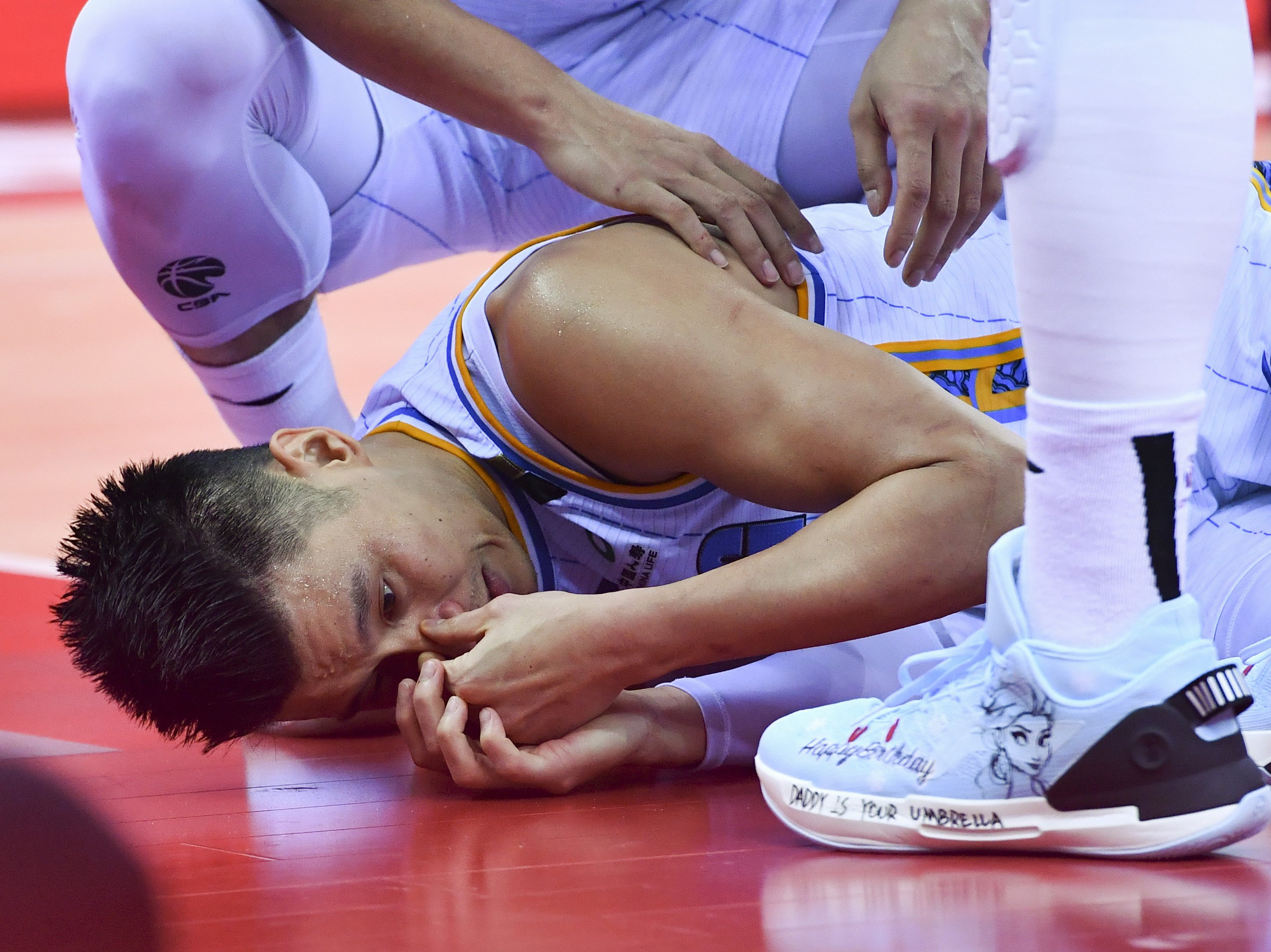 Jeremy Lin of the Beijing Ducks gets injured during the semi-final match against Guangdong Southern Tigers in the Chinese Basketball Association on August 6, 2020. Photo: Xinhua/Zhu Zheng