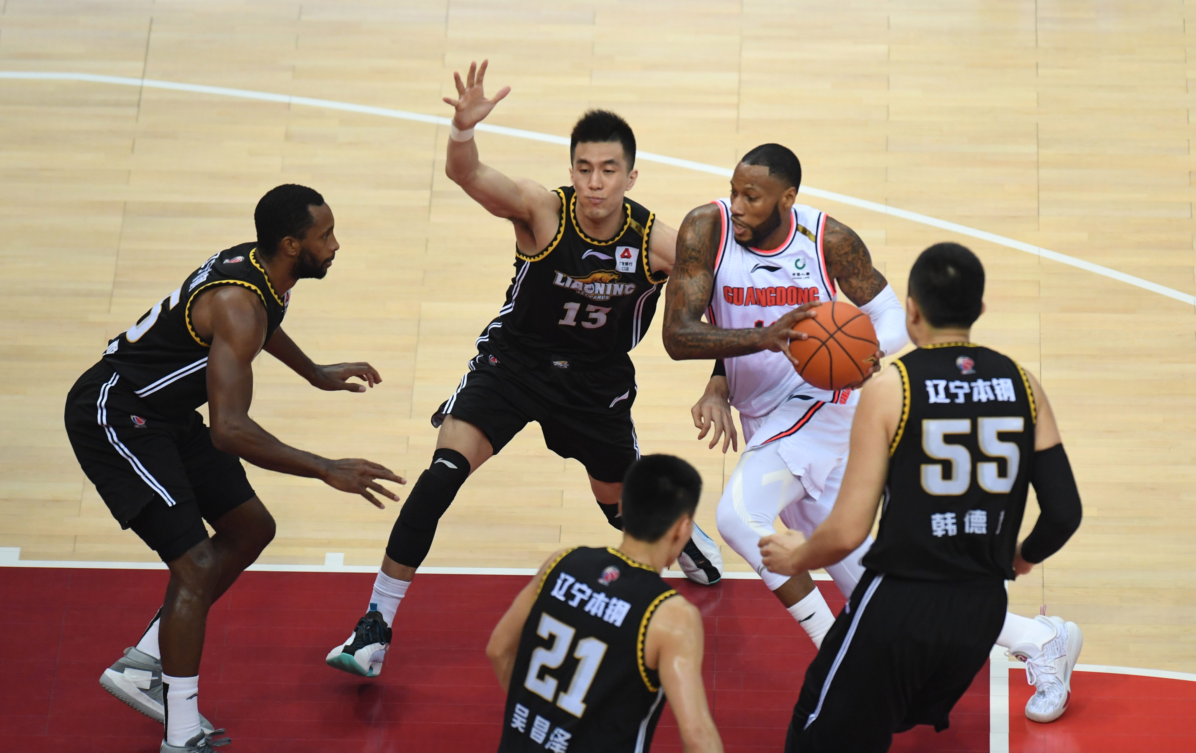 Sonny Weems of Guangdong Southern Tigers drives to the basket against the Liaoning Flying Leopards during the 2020-2021 season of the Chinese Basketball Association. Photo: Xinhua/Sadat