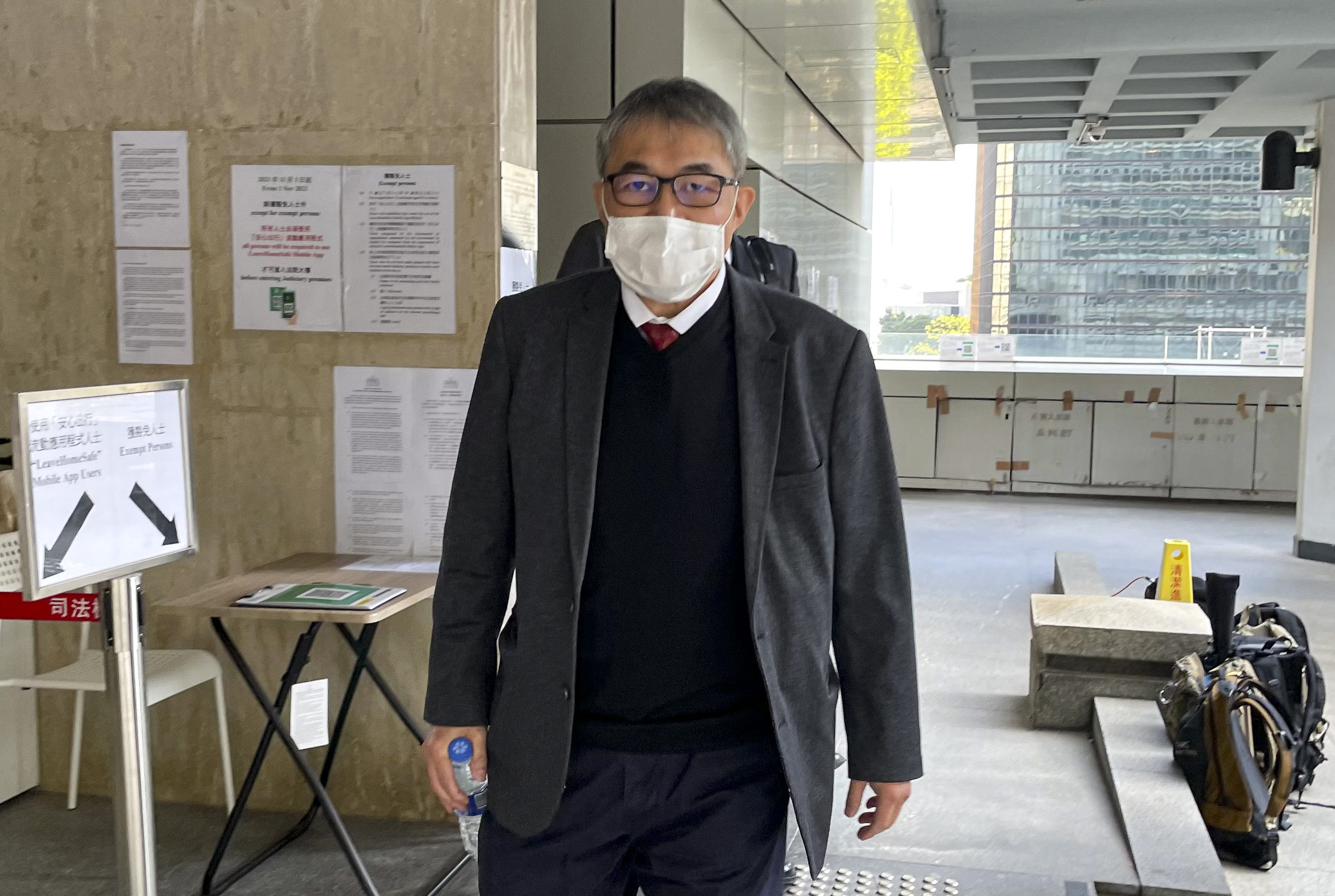 Benjamin Fok leaves the High Court on Thursday after a judge granted him and his relatives another 24 hours for talks aimed at reaching a settlement in their ongoing dispute. Photo: Jasmine Siu
