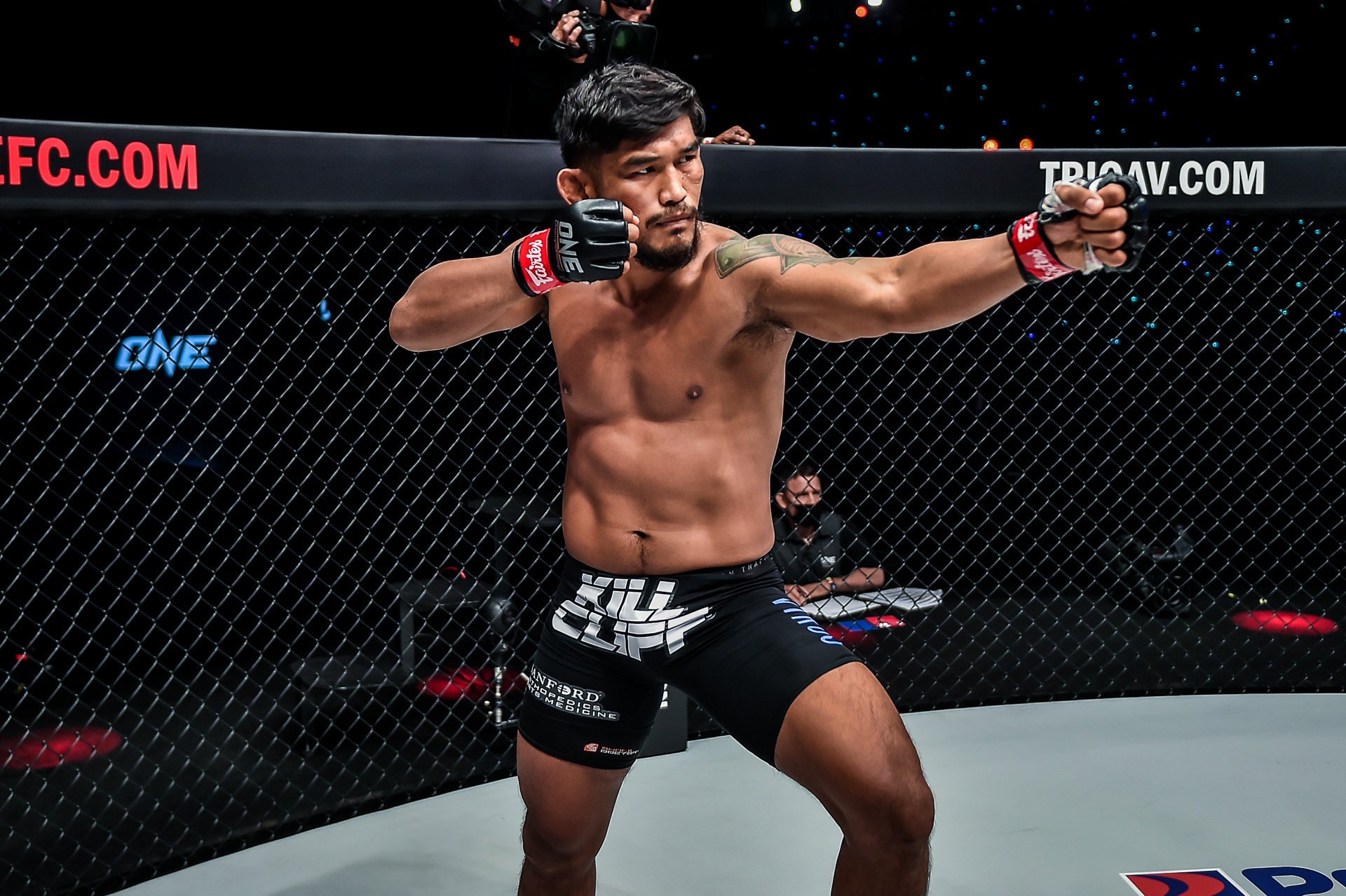 Aung La N Sang prepares to fight Leandro Ataides at ONE: Battleground. Photos: ONE Championship