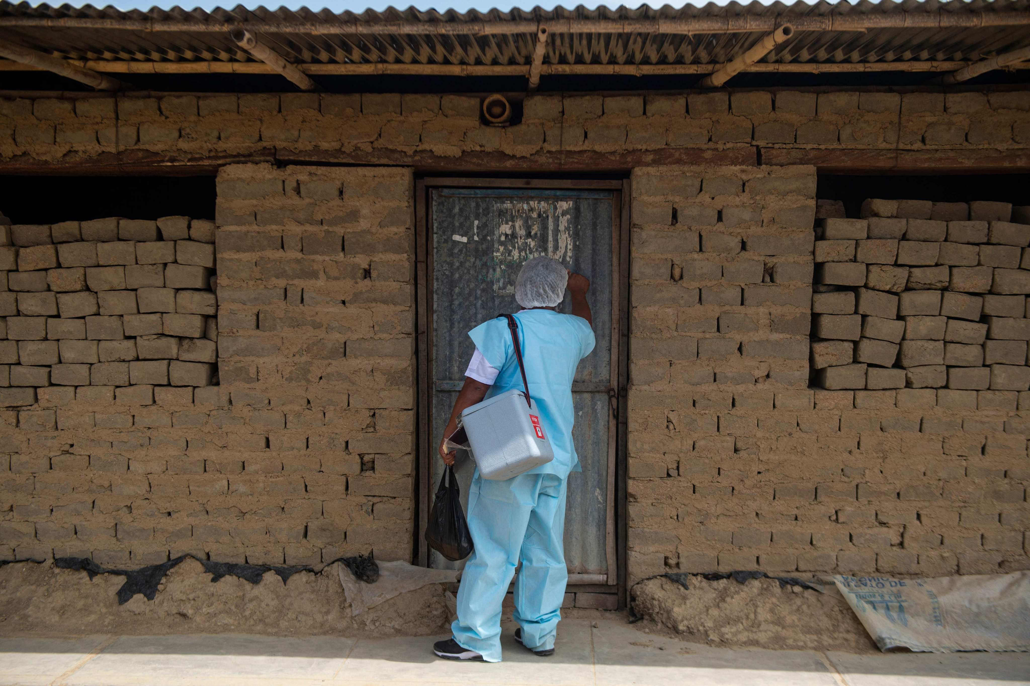 A health worker visits a home in Piura, northern Peru, during a vaccination drive on October 18, 2021. Mutations of Covid-19 such as the Delta and Omicron variants have added new urgency to calls for wealthy nations to assist in the distribution of vaccines among poorer countries. Photo: AFP