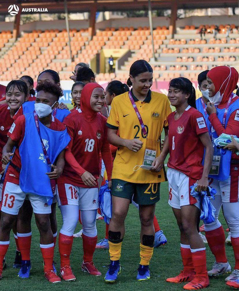 Australian football player Sam Kerr (centre) with Indonesian team players after an AFC Women’s Asian Cup group game and 2023 World Cup qualifier in India. Photo: Instagram / CommBank Matildas   