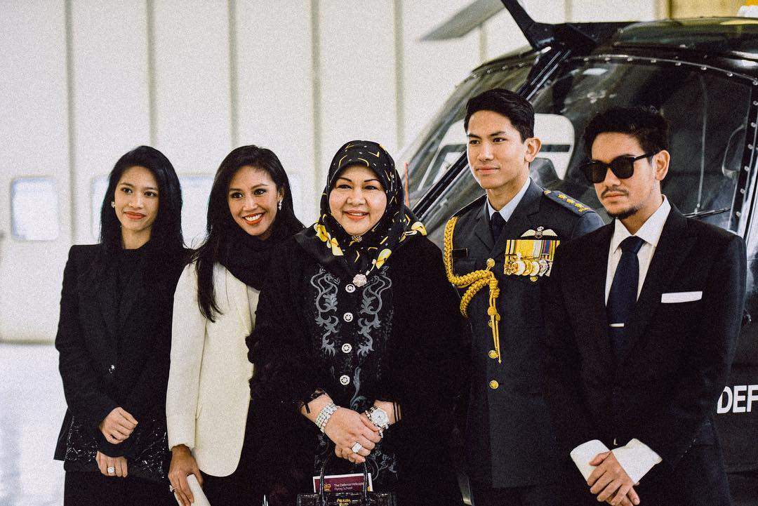 Brunei’s Princess Fadzilah poses with her family members. Photo: @tmski/Instagram