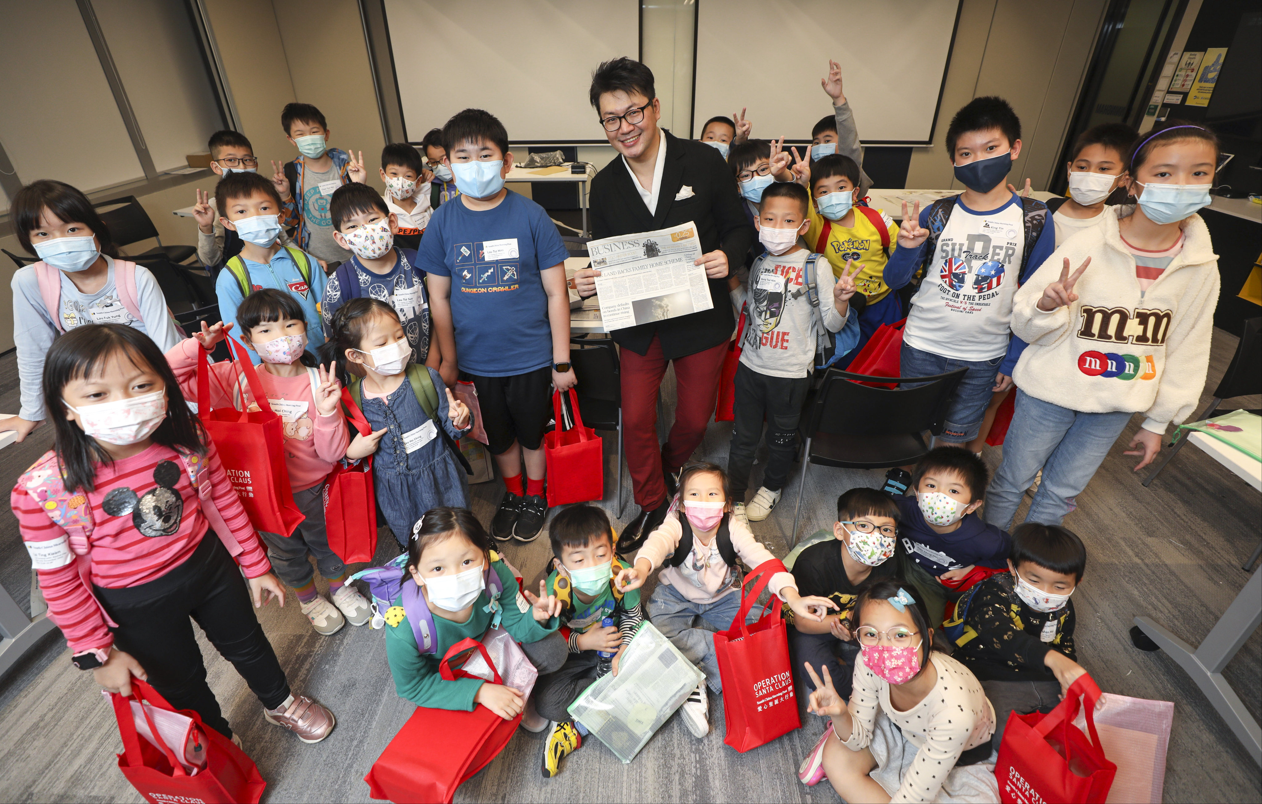 Hong Kong Magician and Mentalist Zenneth Kok with the children who attended his workshop on November 27. Photo: Xiaomei Chen