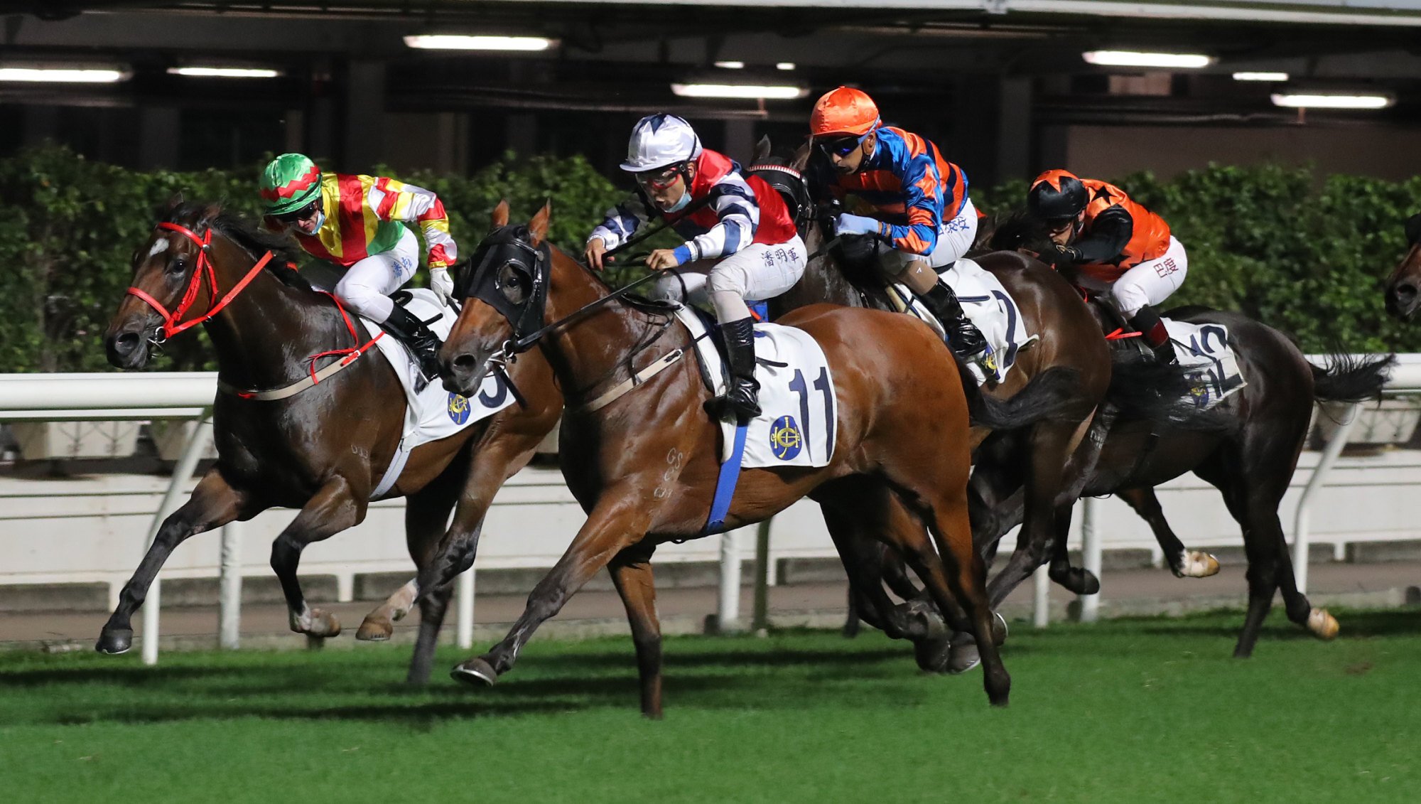 Red Brick Fighter (outside) salutes at Happy Valley. Photo: Kenneth Chan