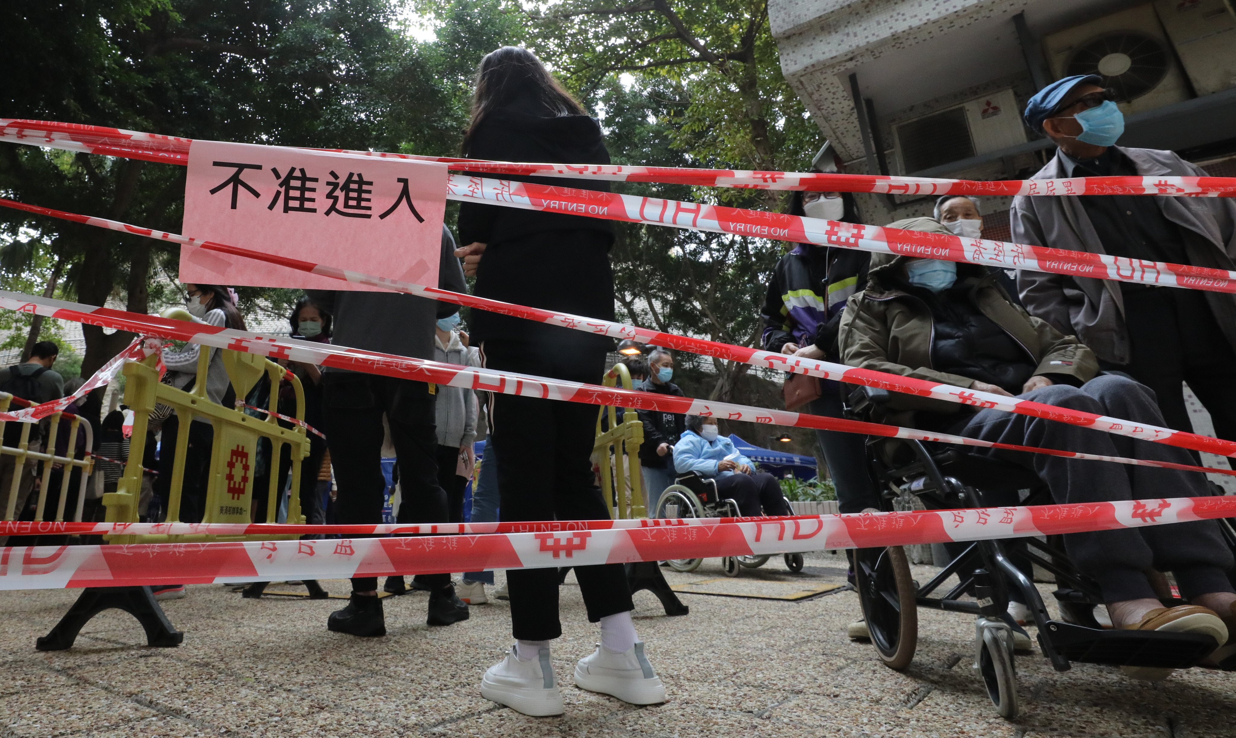 The government imposed a five-day lockdown at Ha Kwai House on the Kwai Chung Estate after five preliminary positive Covid-19 cases were found.  Photo: Jelly Tse