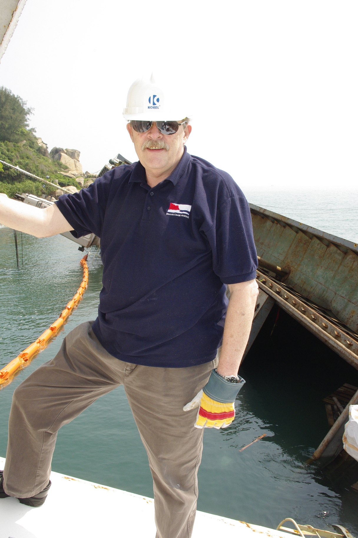 Alan Loynd,, surveying the wreck of ‘Sunrise Orient’ off Cheung Chau in May 2014.

CREDIT: Alan Loynd