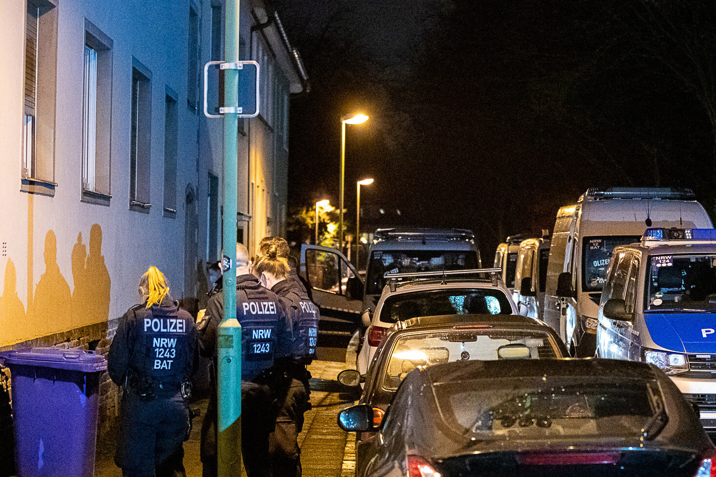 Police forces search an apartment building in Essen, Germany. Photo: DPA