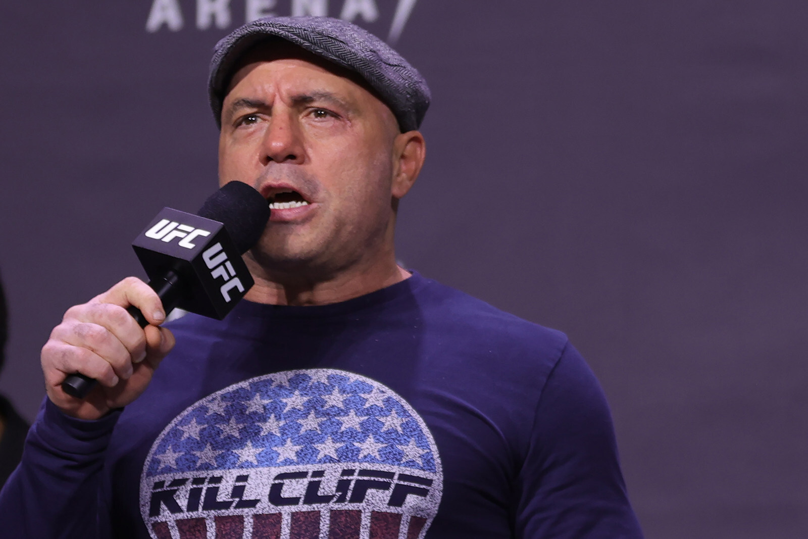 Joe Rogan apologises for vaccine controversy on his Spotify podcast show. Photo: Getty 