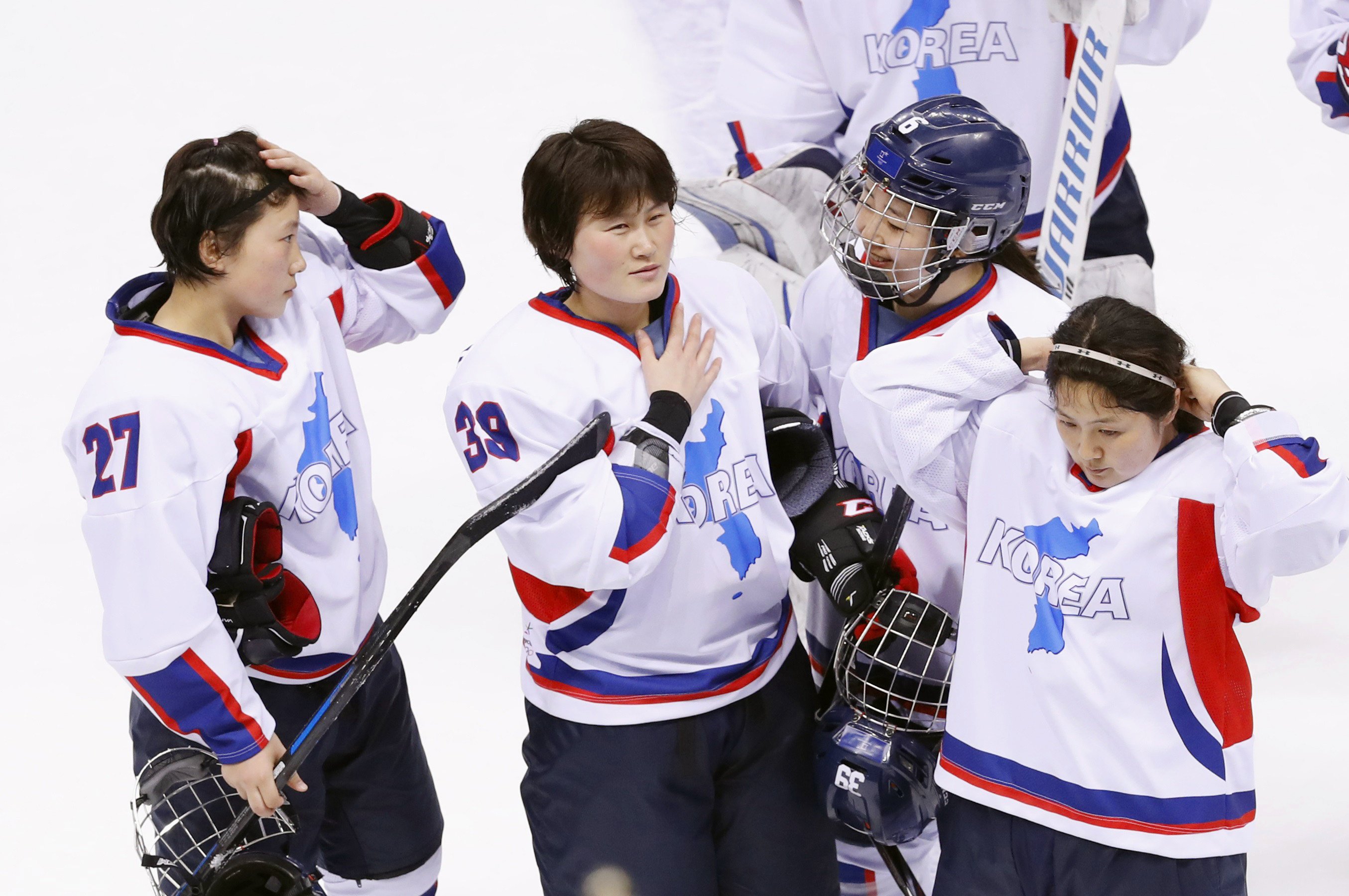 South Korean and North Korean members of the unified Korean team talk after their 8-0 loss to Switzerland in a women’s preliminary round ice hockey game during the 2018 Pyeongchang Winter Olympics, Photo: Kyodo