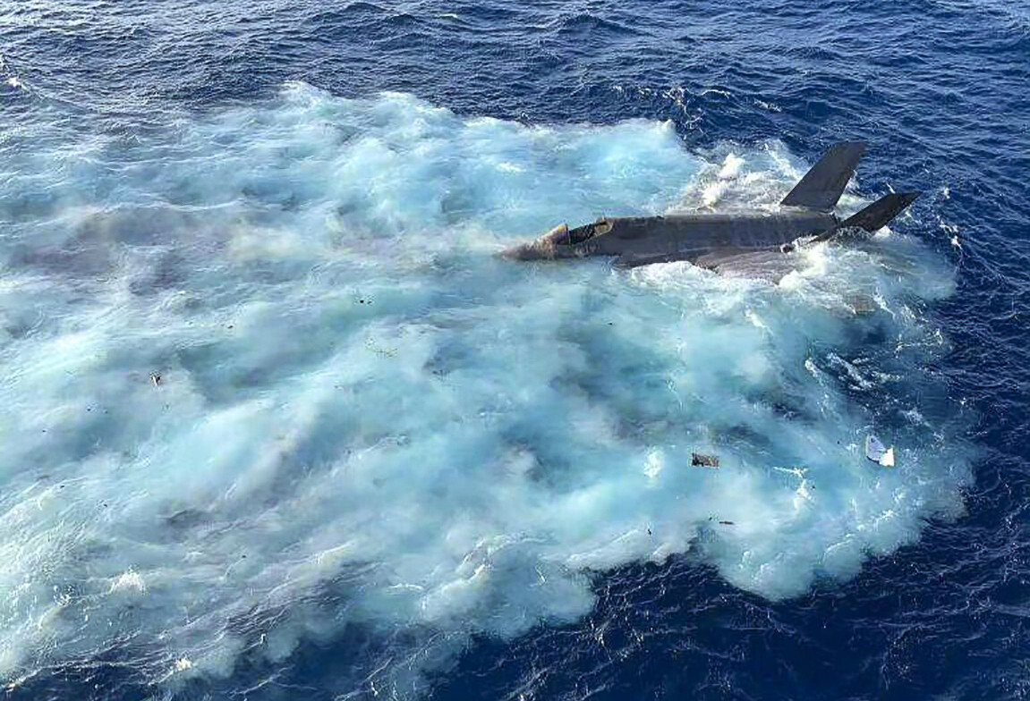 The US Navy has confirmed that a photo circulating on Reddit and social media shows the F-35C that ended up in the South China Sea after a landing mishap on the USS Carl Vinson aircraft carrier. Photo: Twitter