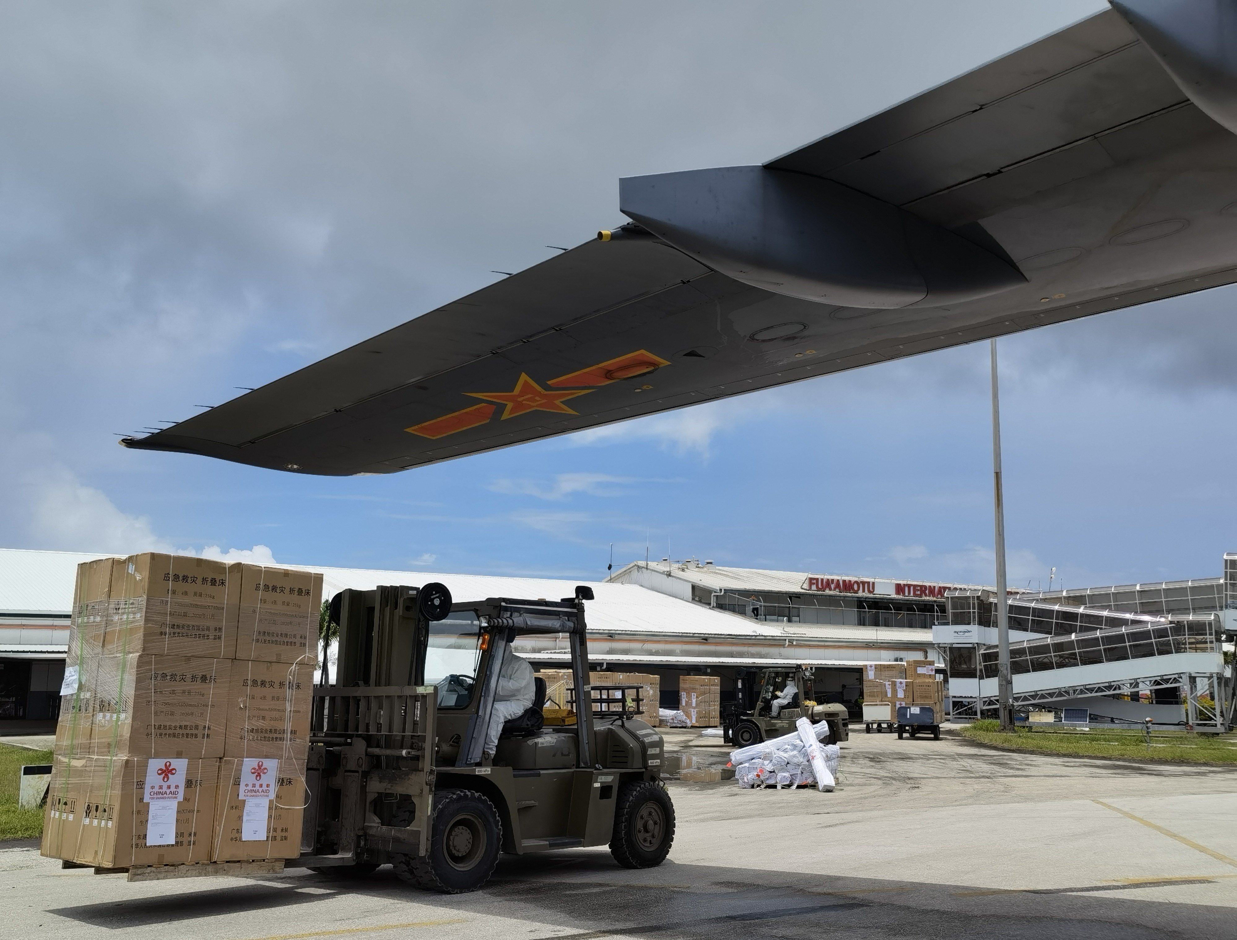 A Chinese military plane delivers humanitarian supplies to Tonga. Photo: Xinhua