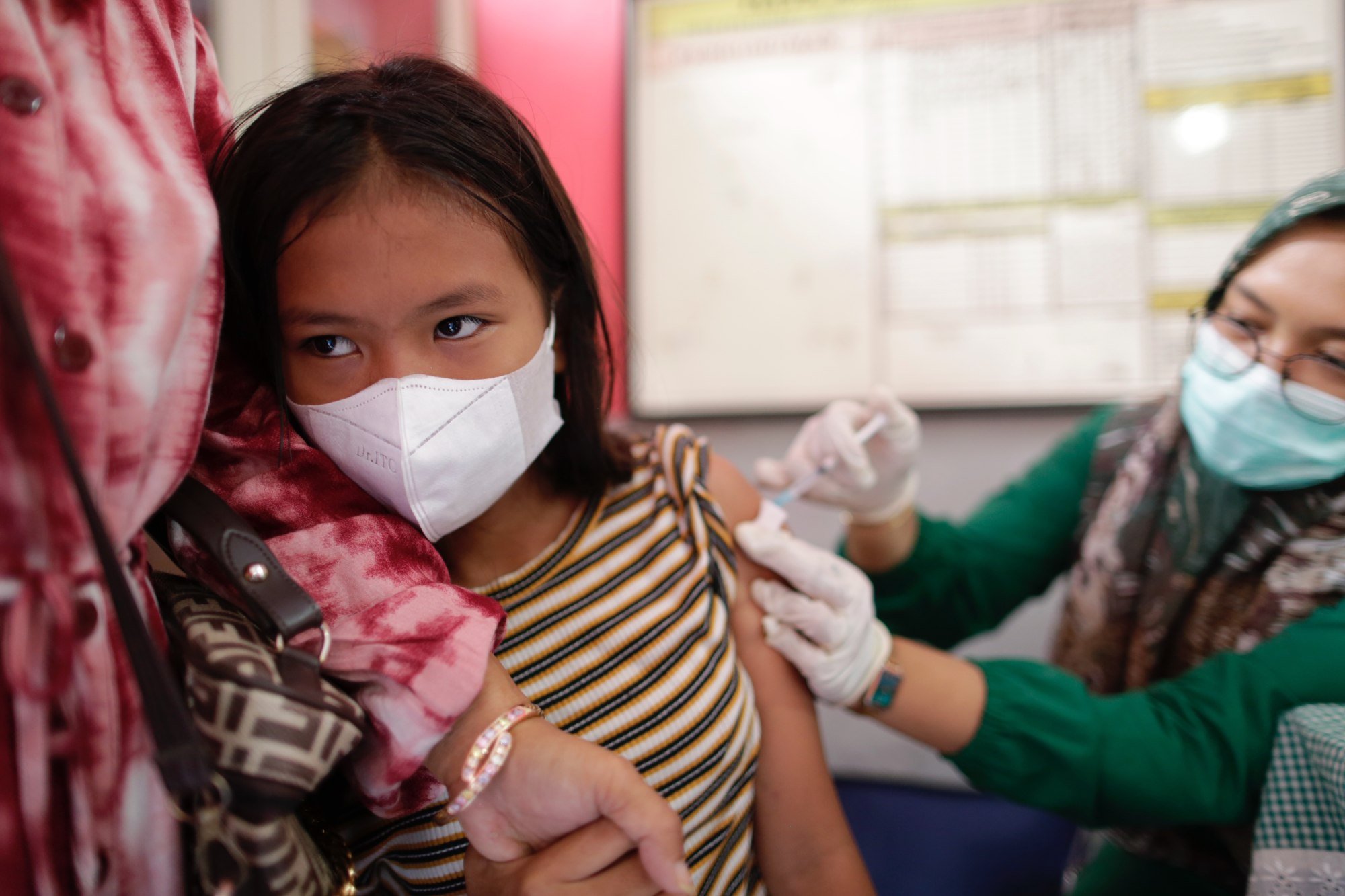 A pupil receives a dose of the Sinovac vaccine during a vaccination drive for children aged six to 11, at a primary school in Tangerang, Indonesia, on January 27. Photo: EPA-EFE
