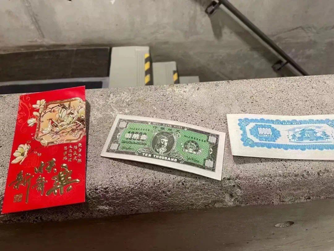 A lai see envelope that contained hell money, that was distributed at the University of Toronto’s Graduate House residence, is seen in a photo circulated on Chinese social media. Photo: Xiaohongshu