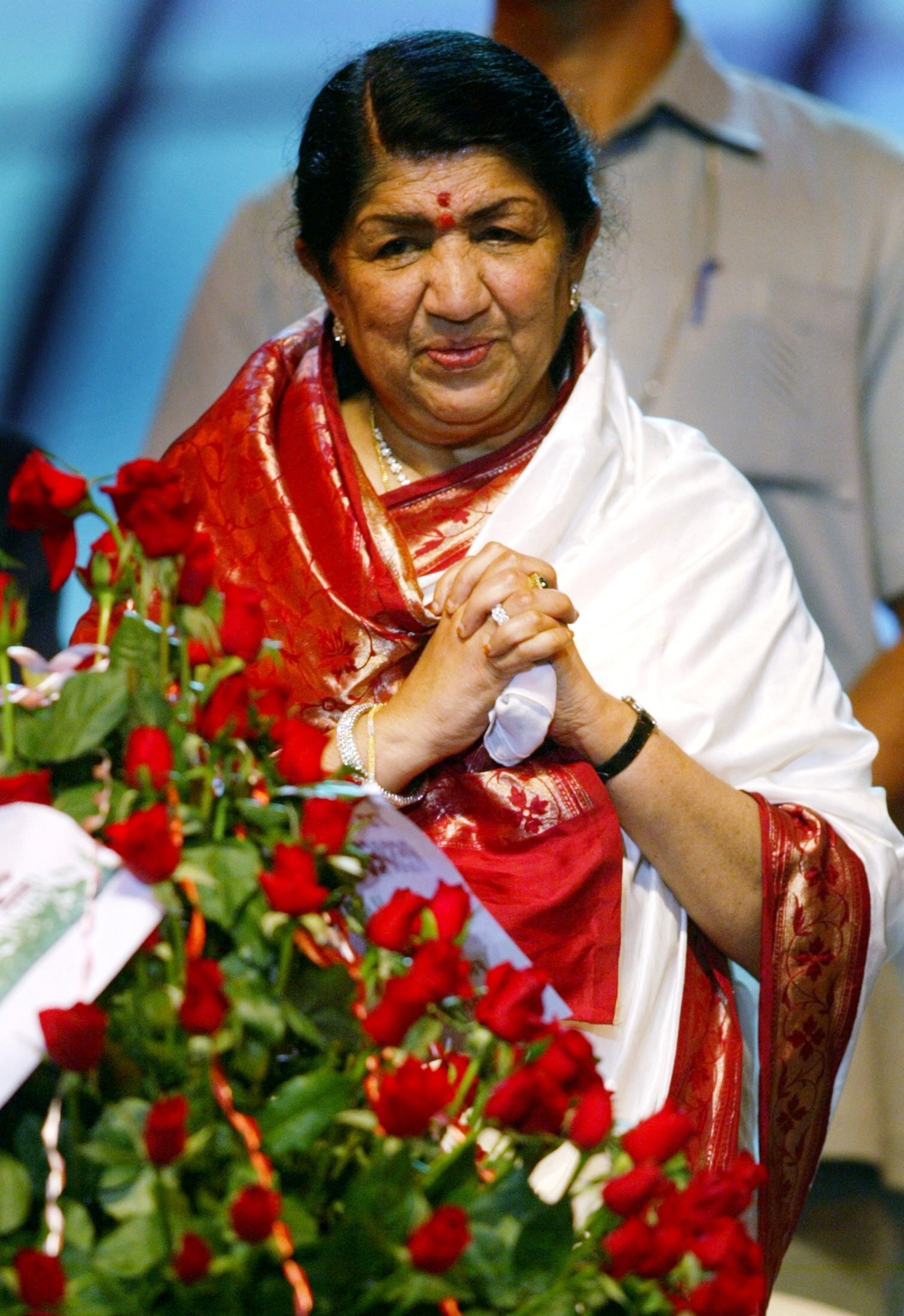 Lata Mangeshkar receives a bouquet of flowers to celebrate her 75th birthday in 2003. Photo: Reuters