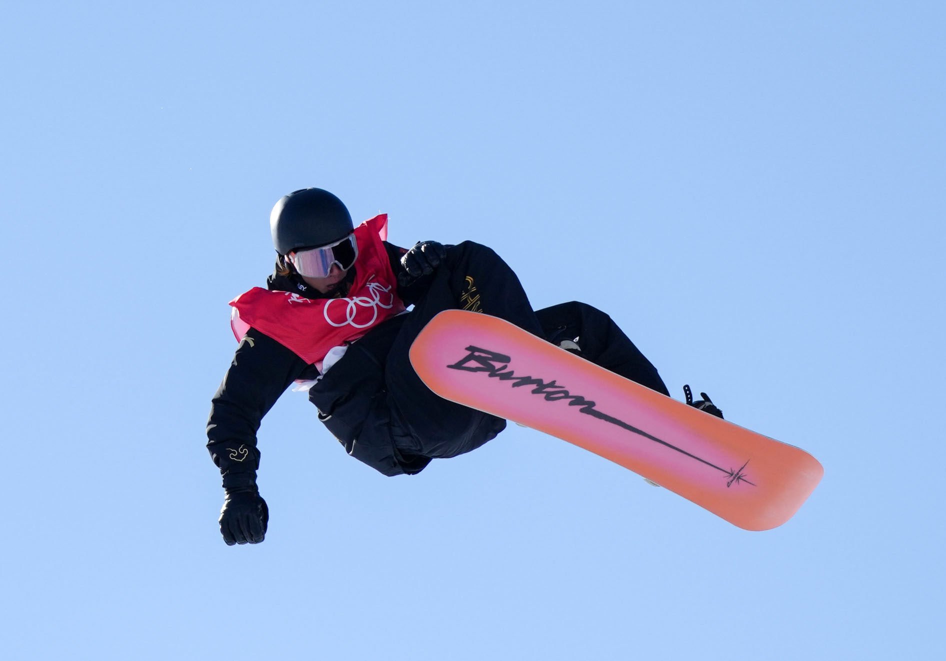 China’s Su Yiming flies through the air in the men’s snowboard slopestyle at the Winter Olympics in Zhangjiakou. Photo: Xinhua