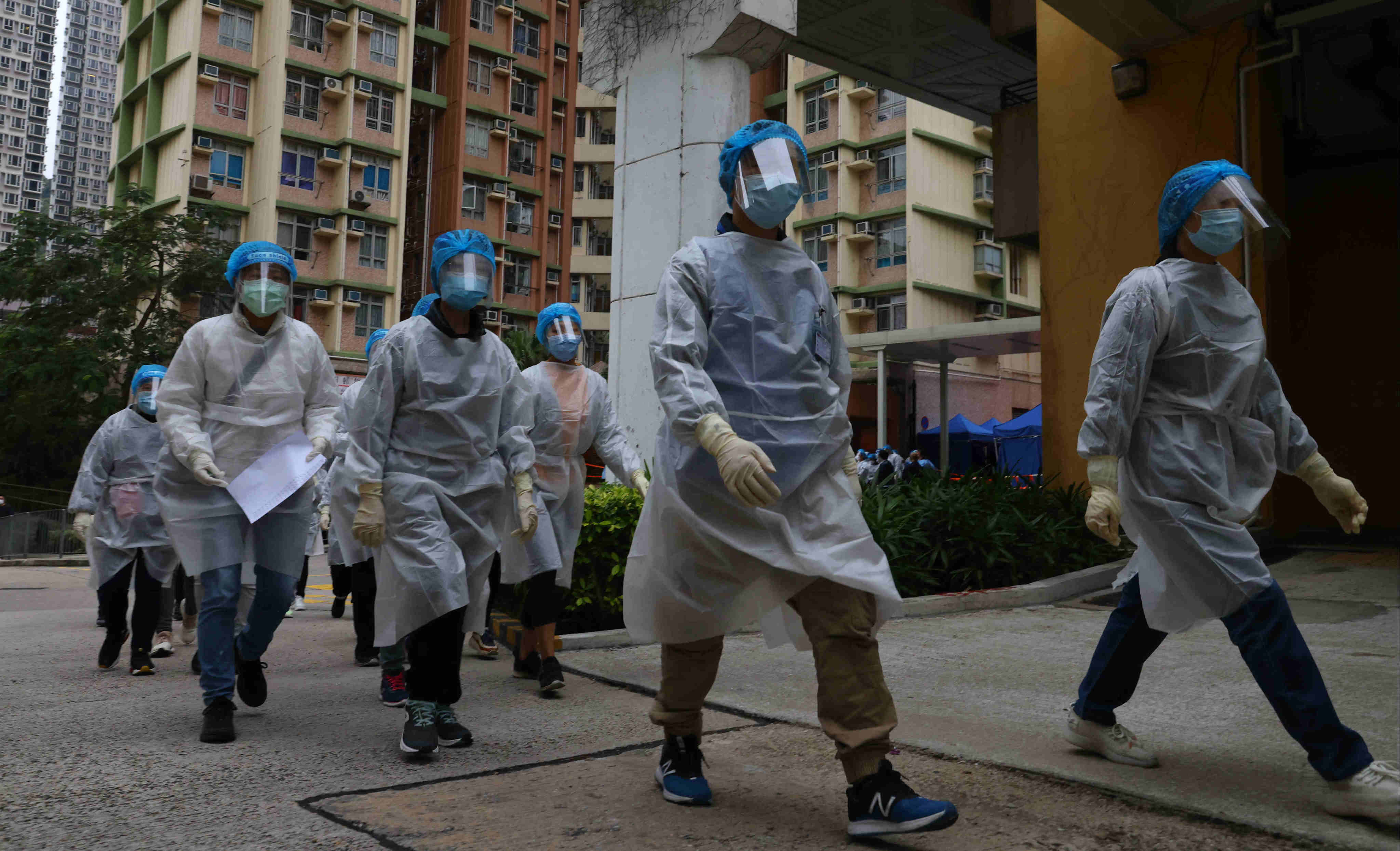 Health workers descend on Mei Tin Estate in Tai Wai on Monday where suspected cases were identified during a lockdown. Photo: Dickson Lee
