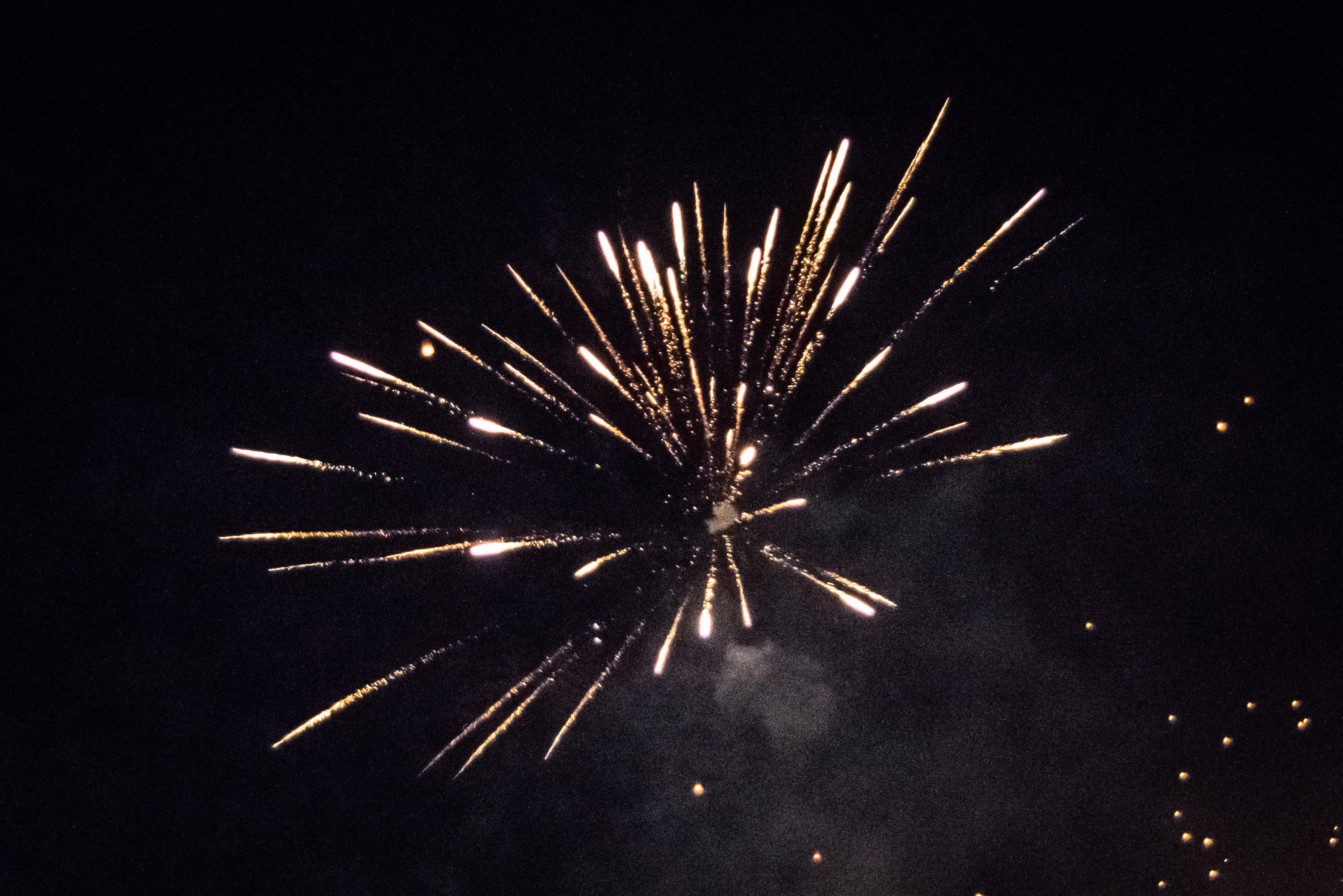 Где находится салютом. Салют шаттер. Set off Fireworks. People Set off Fireworks.