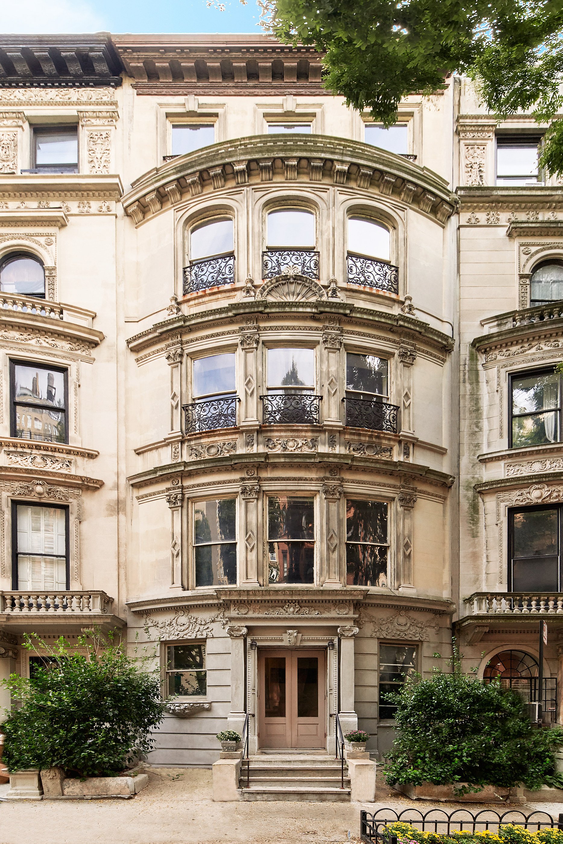 A classic condo in Manhattan, one of the global financial capitals drawing attention from international investors. Photo: Sotheby’s International Realty