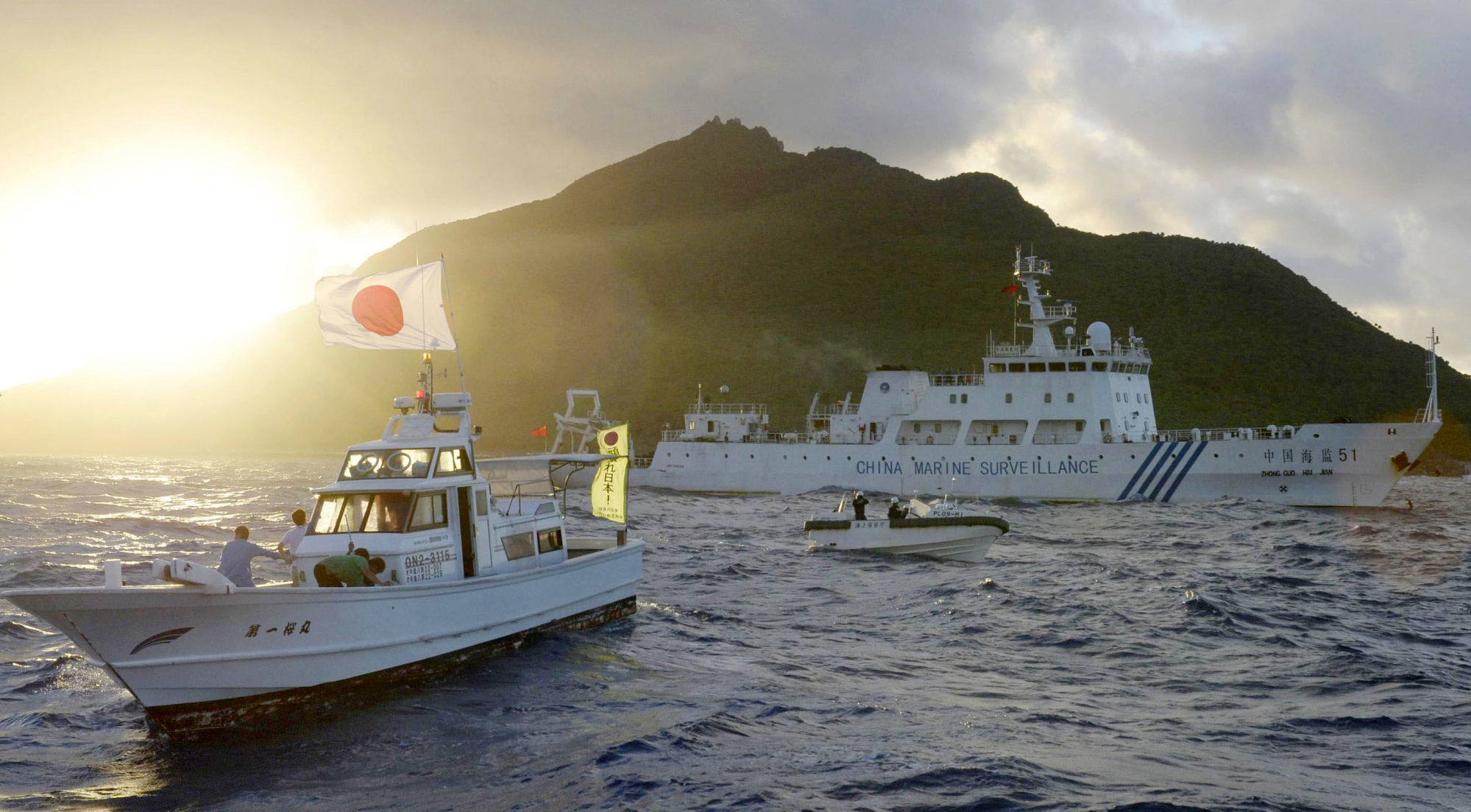 A Chinese maritime surveillance vessel (right) passes near the Diaoyu or Senkaku Islands in the East China Sea on July 1, 2013. Photo: Kyodo