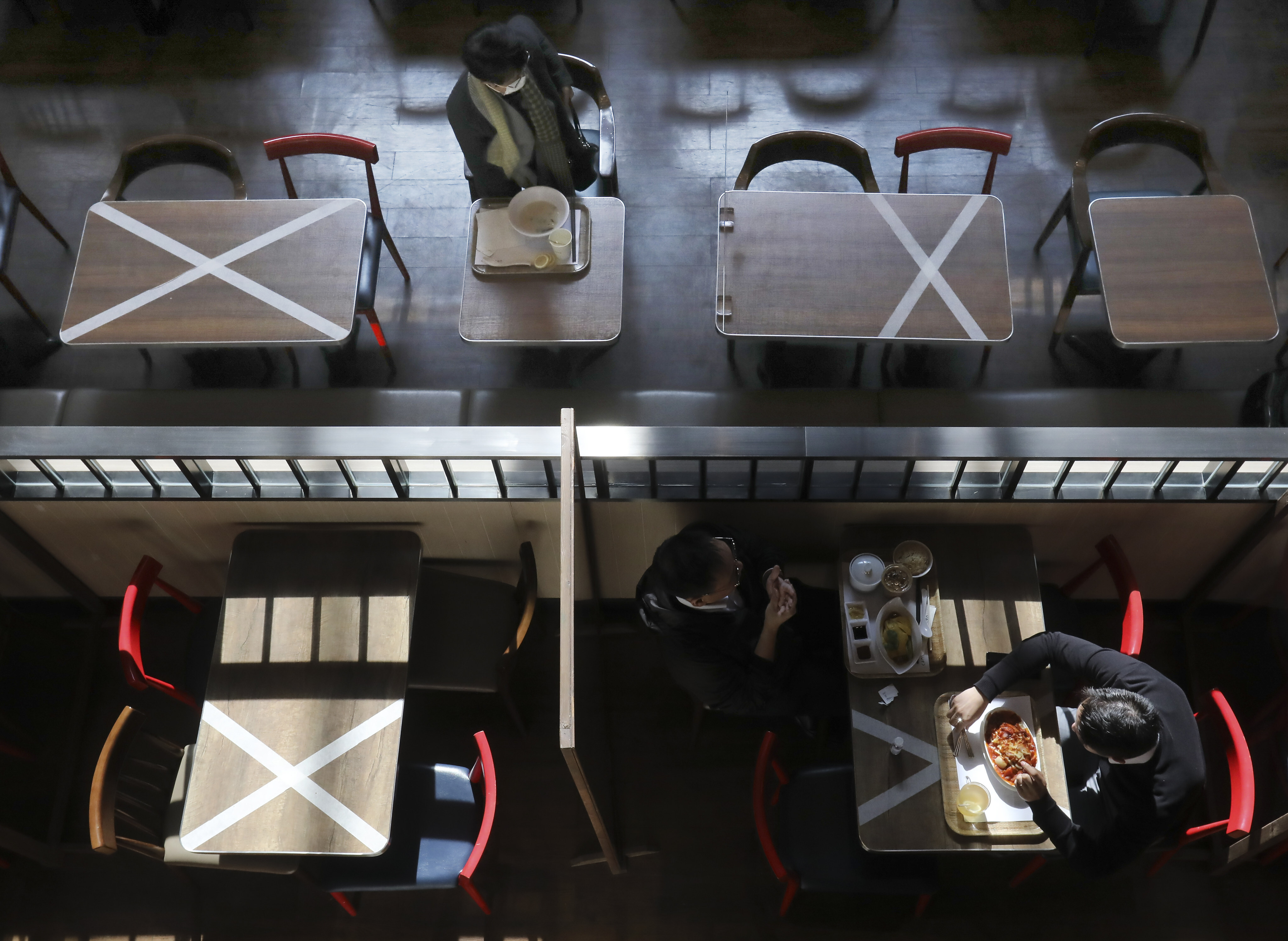 Rules for dining in will be tightened in Hong Kong from Thursday. Photo: K. Y. Cheng
