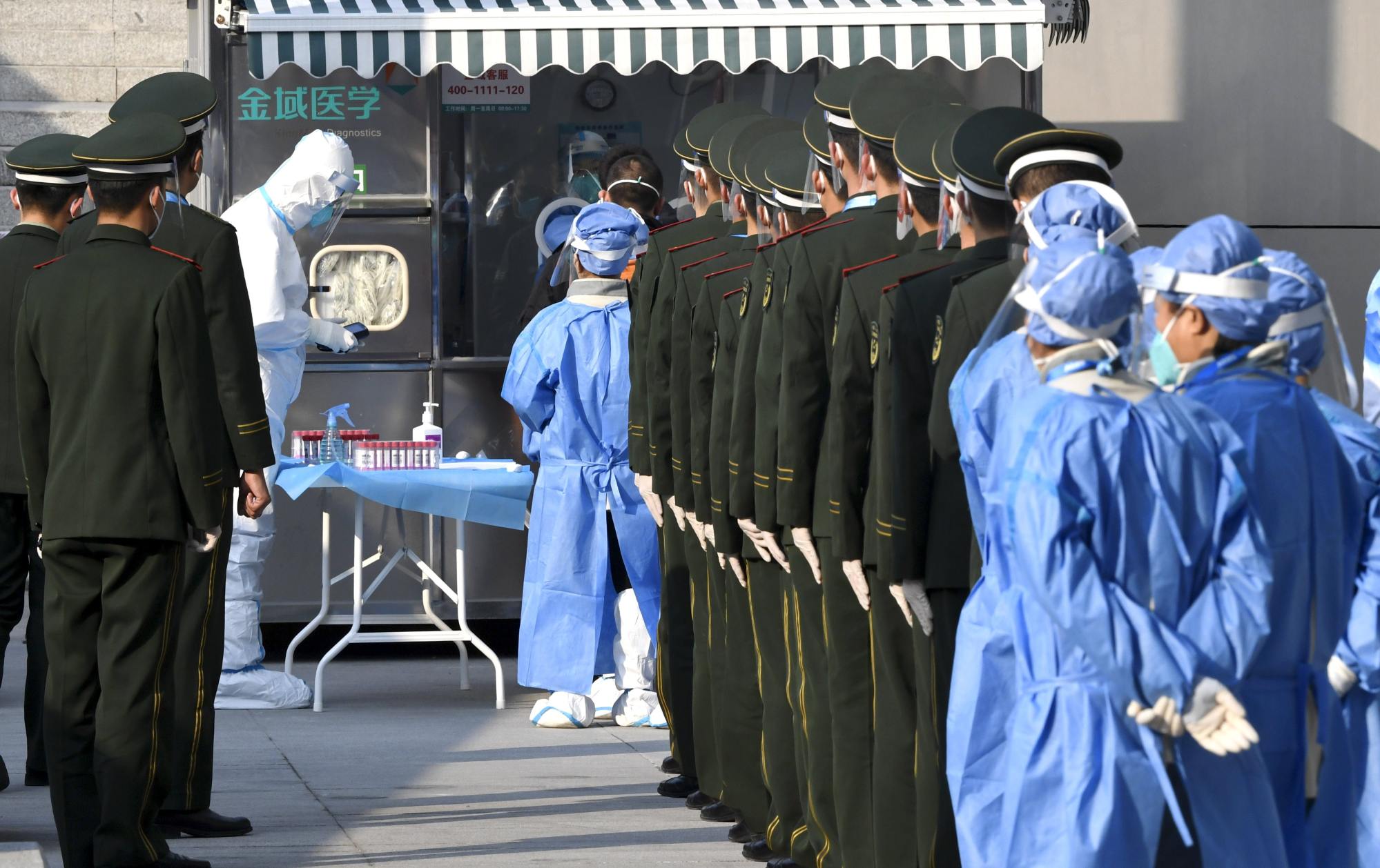 Chinese soldiers in the queue for coronavirus tests. Photo: dpa