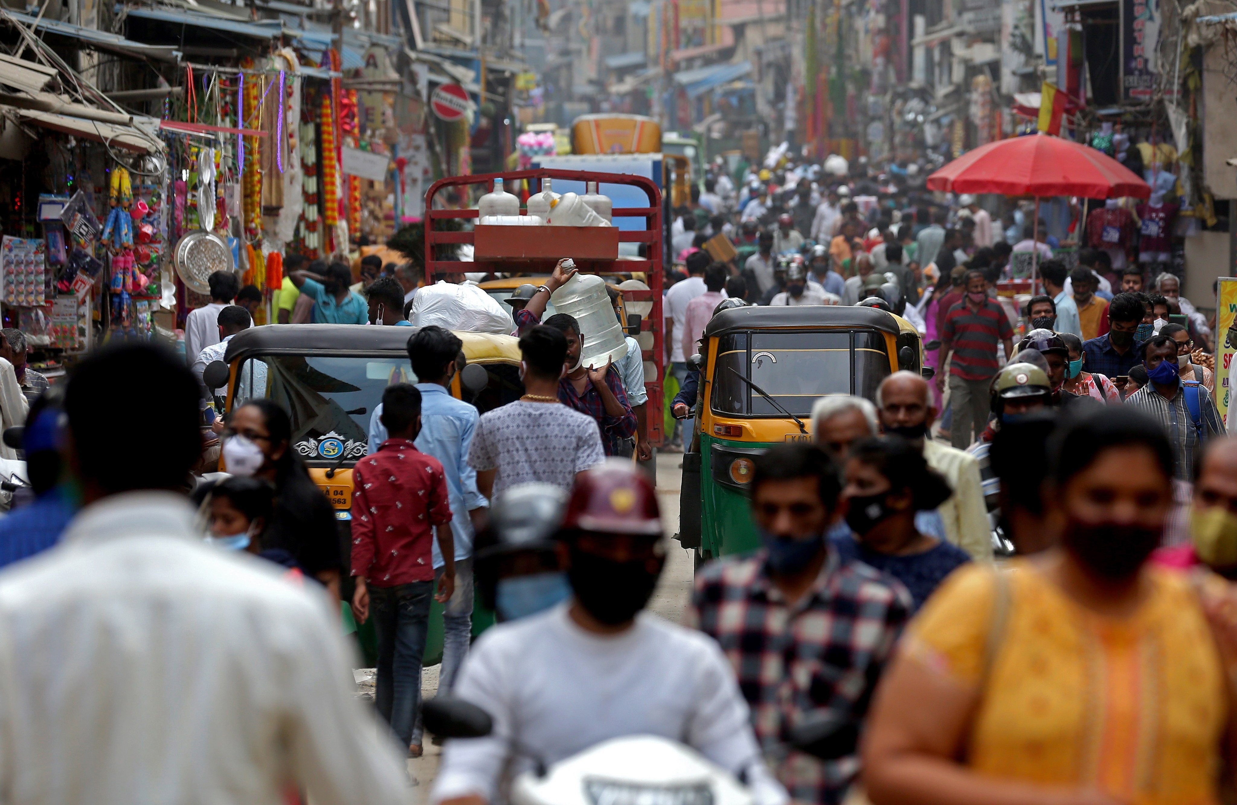 A crowded city market area in Bangalore. Photo: EPA-EFE
