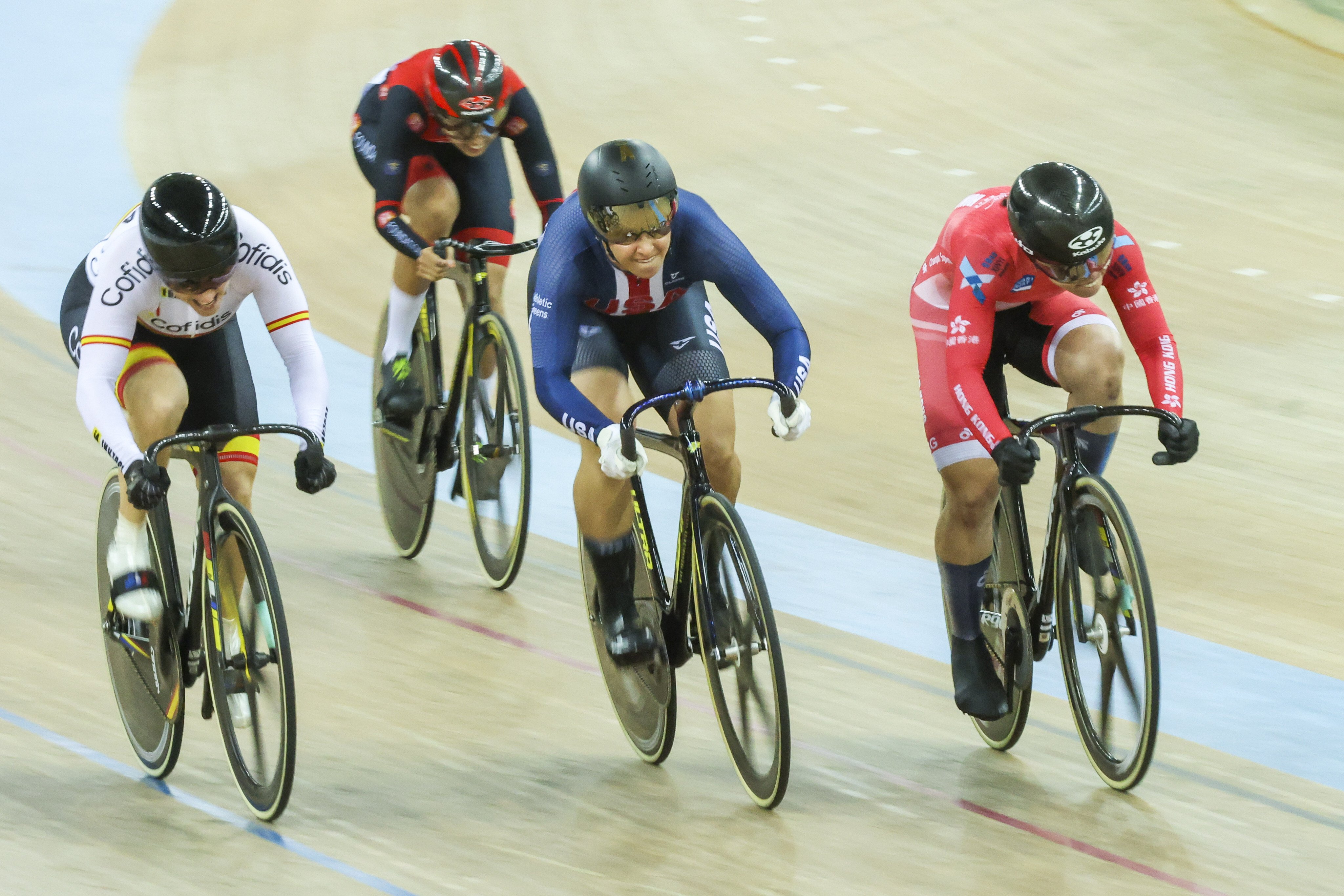 Jessica Lee (right) represents Hong Kong at the 2021 Nations Cup at the Tseung Kwan O velodrome. The 31-year-old decides to call it a day in professional career. Photo: May Tse
