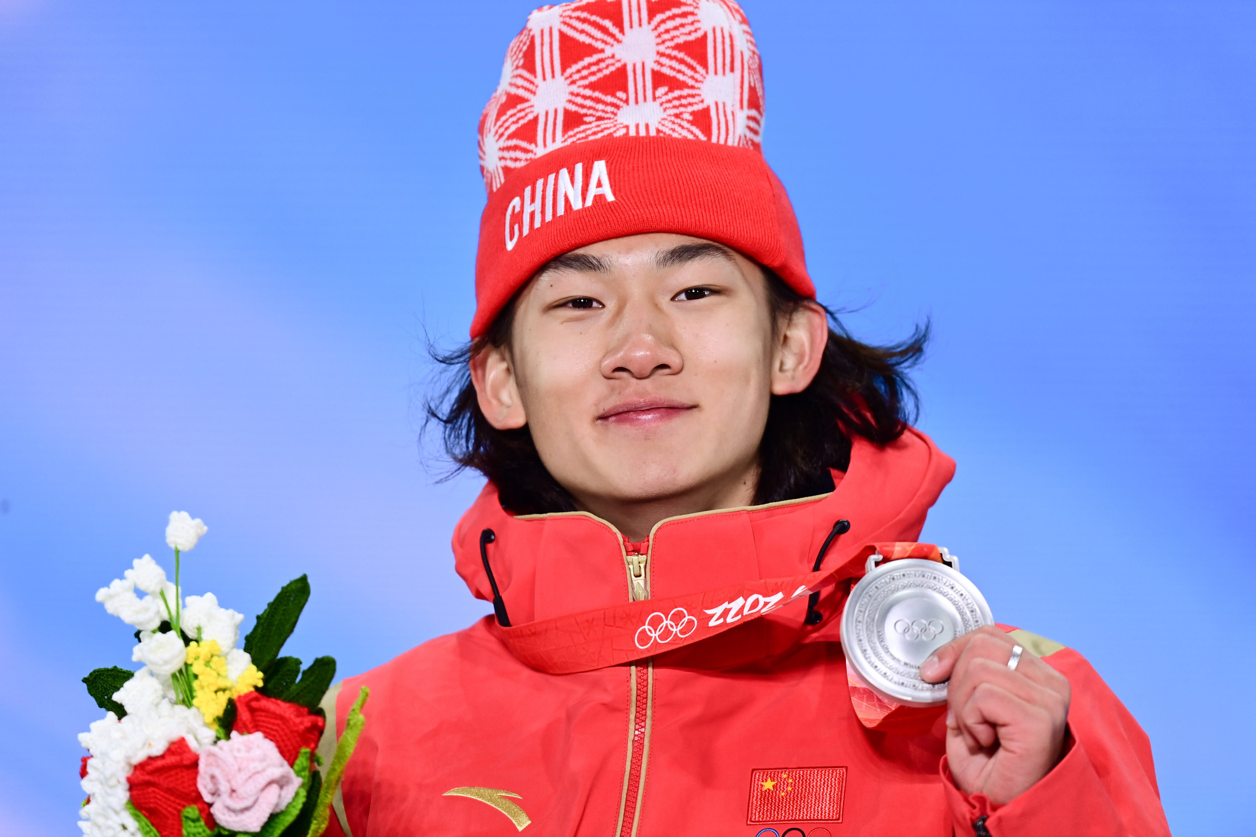 China’s Su Yiming celebrates his silver medal in the slopestyle competition of the Beijing Winter Games. Photo: Xinhua