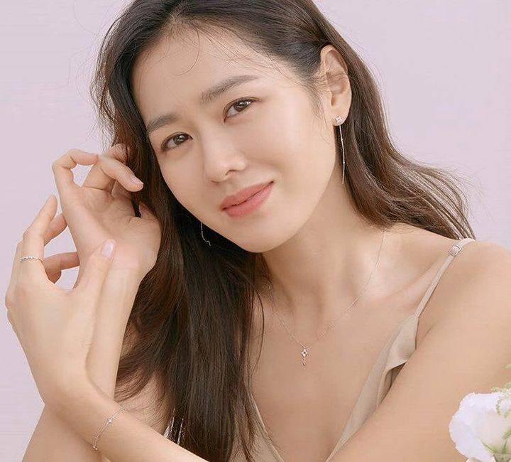 At 40 years old, Son Ye-jin is known for her timeless beauty, so what are some of the secrets to her radiant glow? Photo: Ganeshi