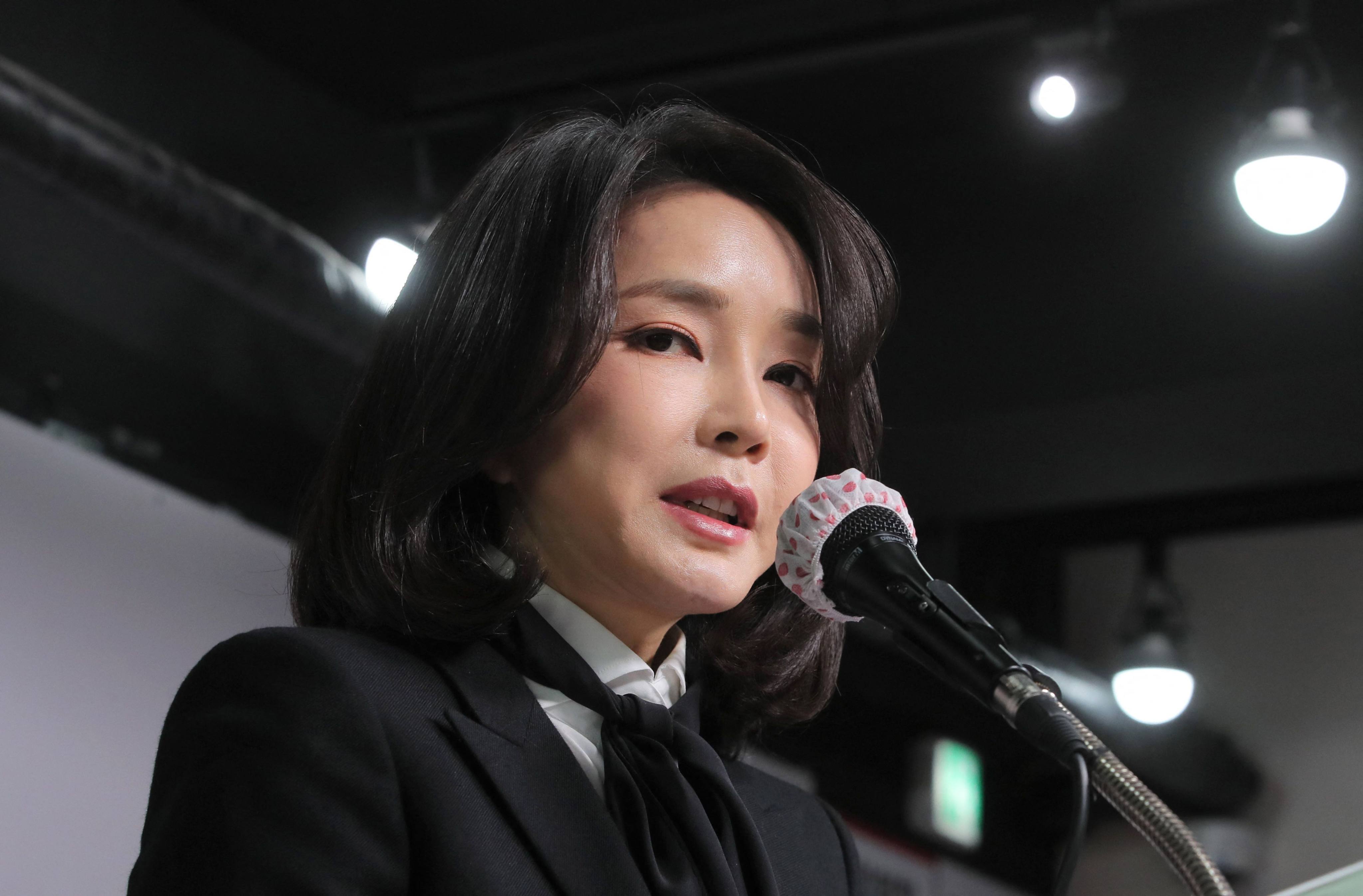 This picture taken on December 26, 2021 shows Kim Keon-hee, wife of South Korean main opposition People Power Party’s presidential candidate Yoon Suk-yeol, speaking during a press conference at the headquarters of the party in Seoul. Photo: AFP