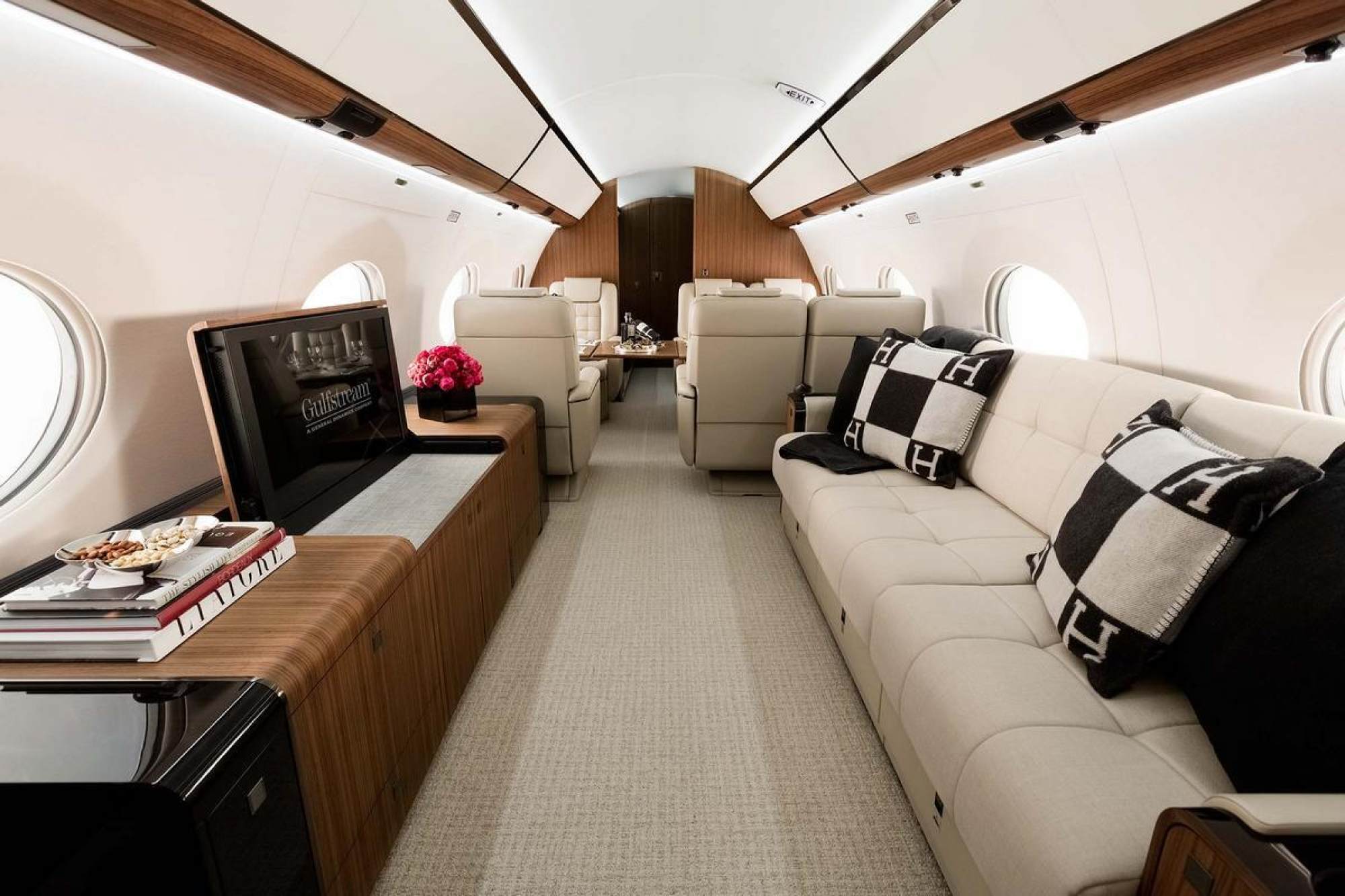 Gulfstream G650ER có đủ không gian để hành khách di chuyển giữa các khu vực dành riêng trong cabin.  Ảnh: luxurylaunches.com