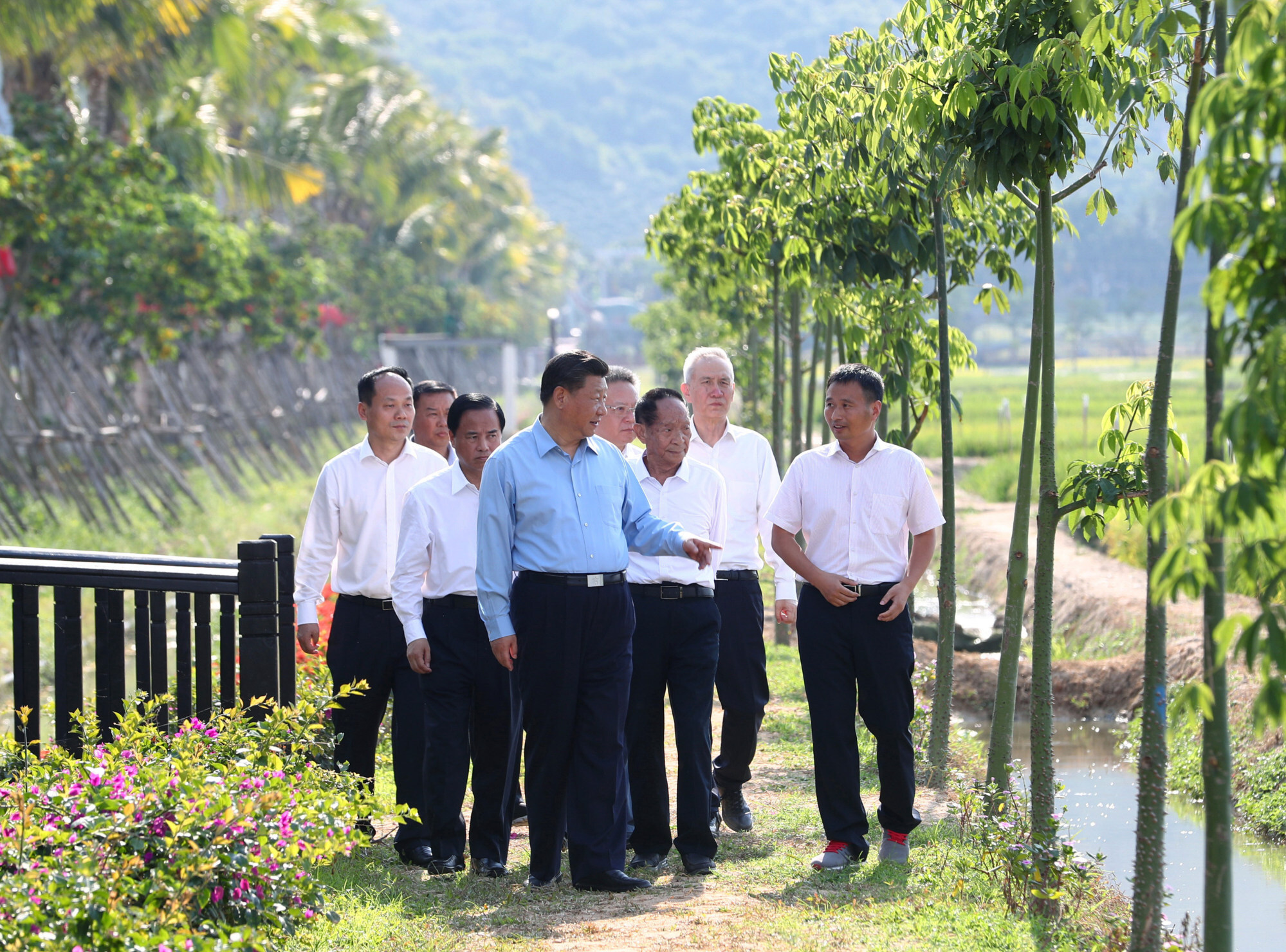 Chinese President Xi Jinping talks with agricultural experts. Photo: Xinhua