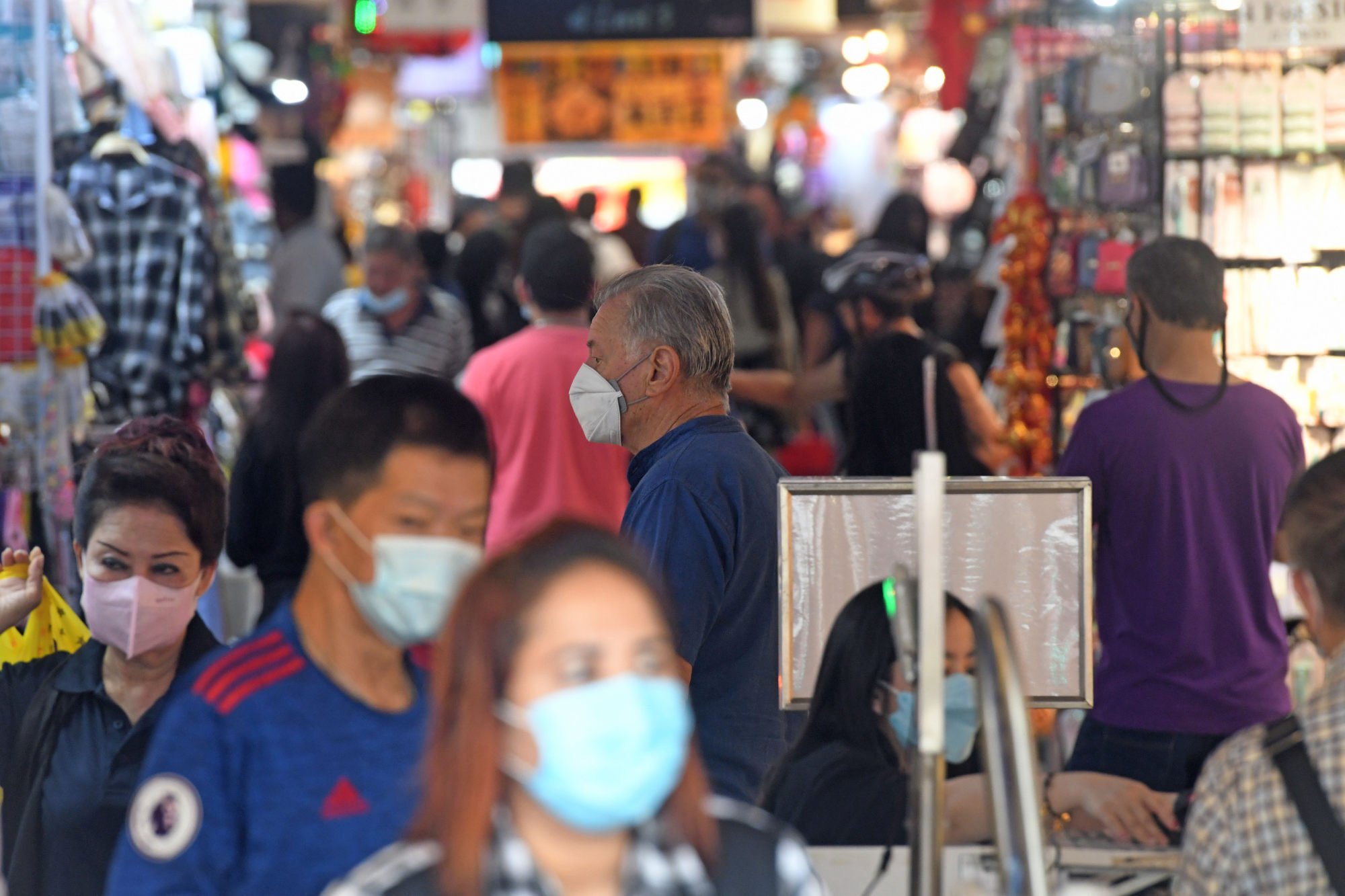People wearing masks hang out at a shopping area in Singapore in January 2022. Photo: Xinhua