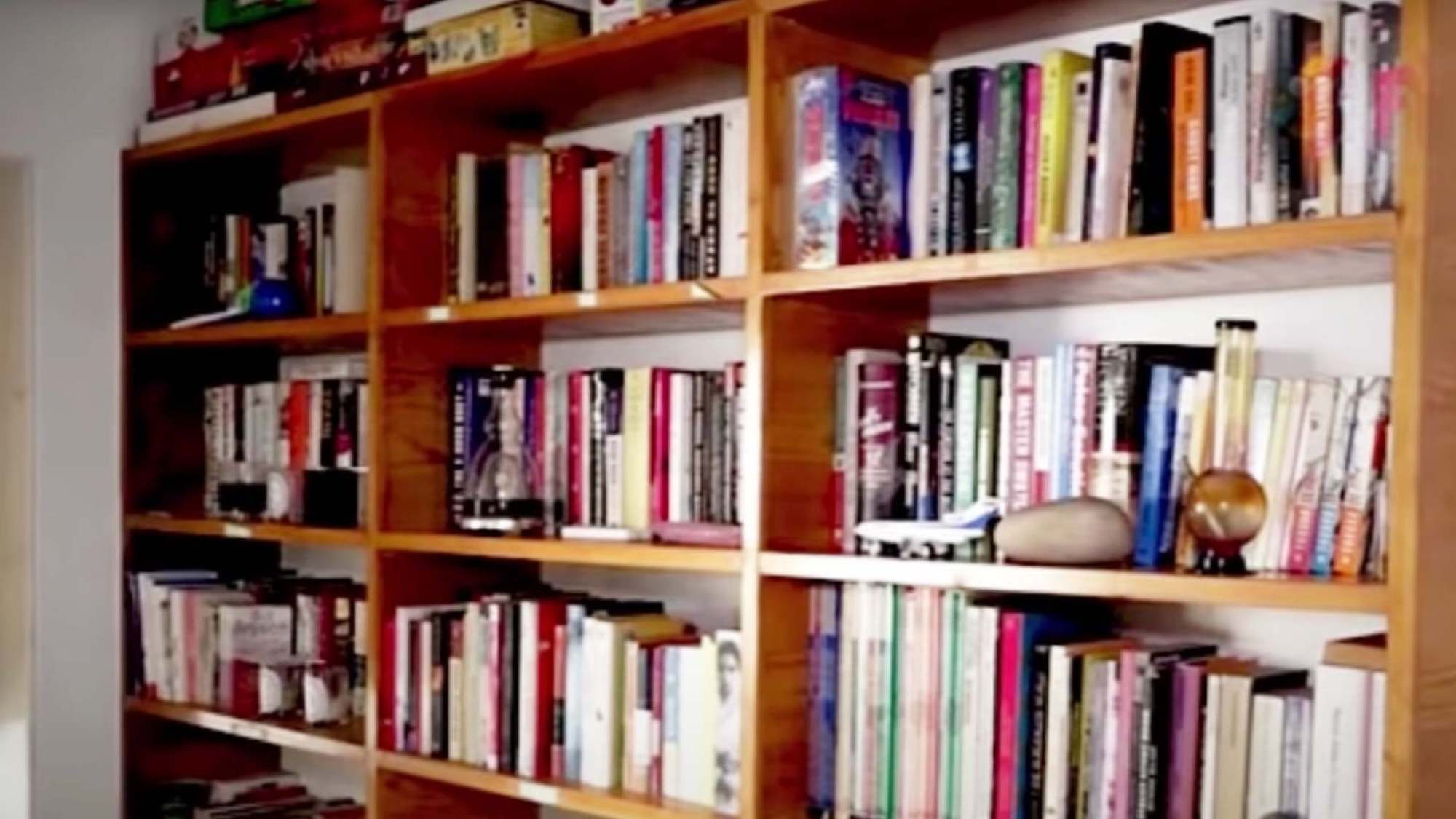 Shah Rukh Khan’s mini library. Photo: Simi Garewal/YouTube