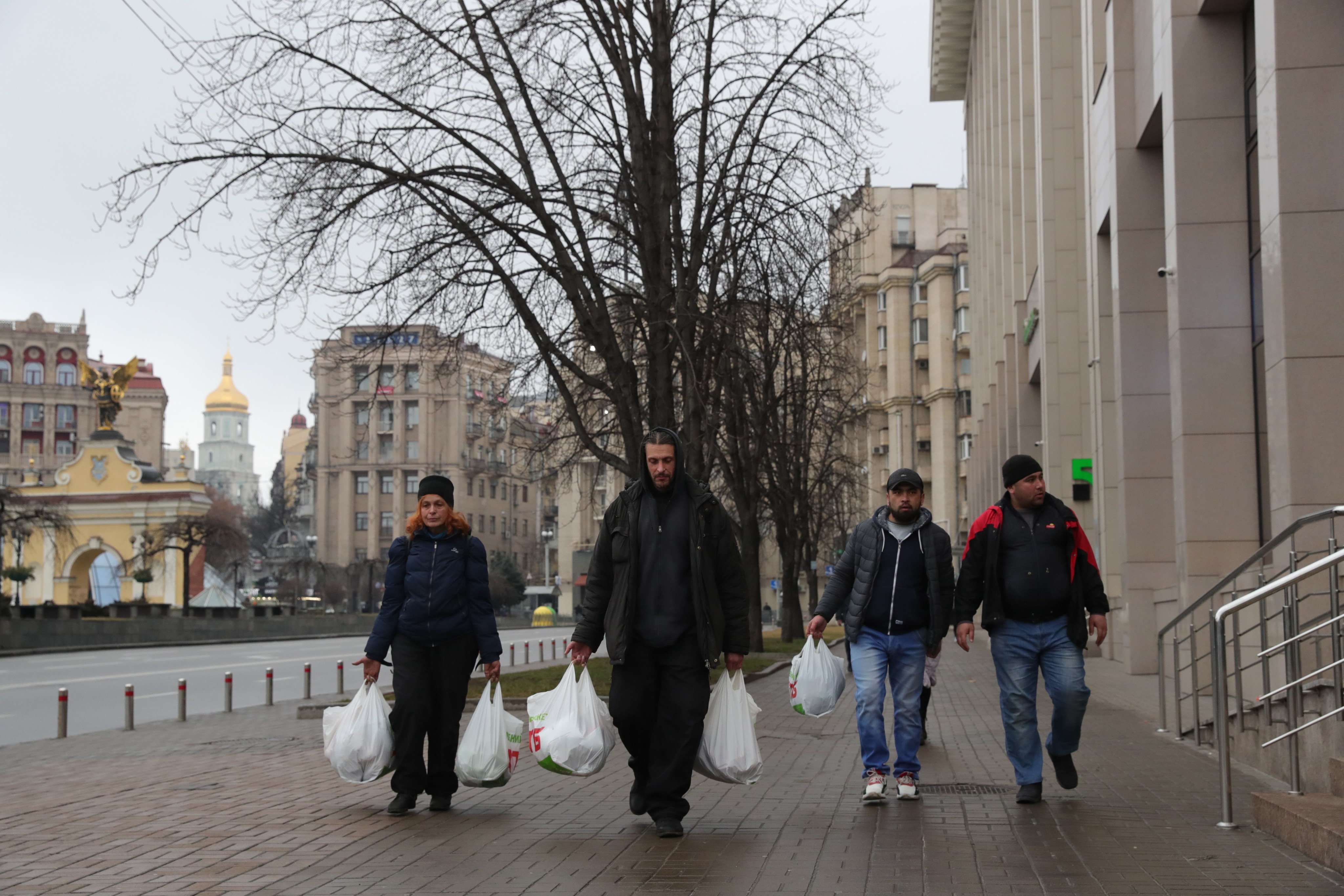 Citizens walk on a street after buying daily necessities in Kyiv, Ukraine, on Thursday. On Friday, Russian troops entered Kyiv and air strikes and fierce fighting bombarded the capital and other major cities. Photo: Xinhua