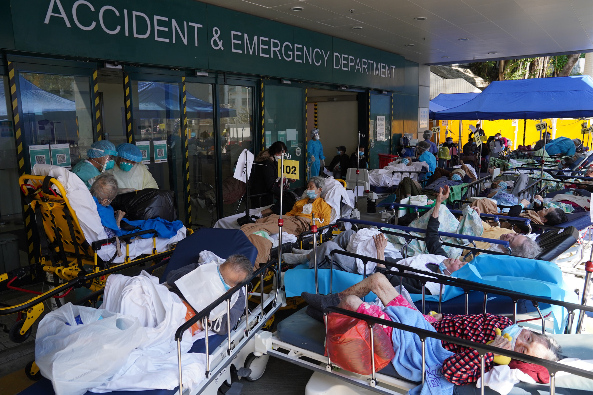 Covid-19 patients wait at a temporary holding area at Caritas Medical Centre in Cheung Sha Wan on Saturday. Photos: Sam Tsang