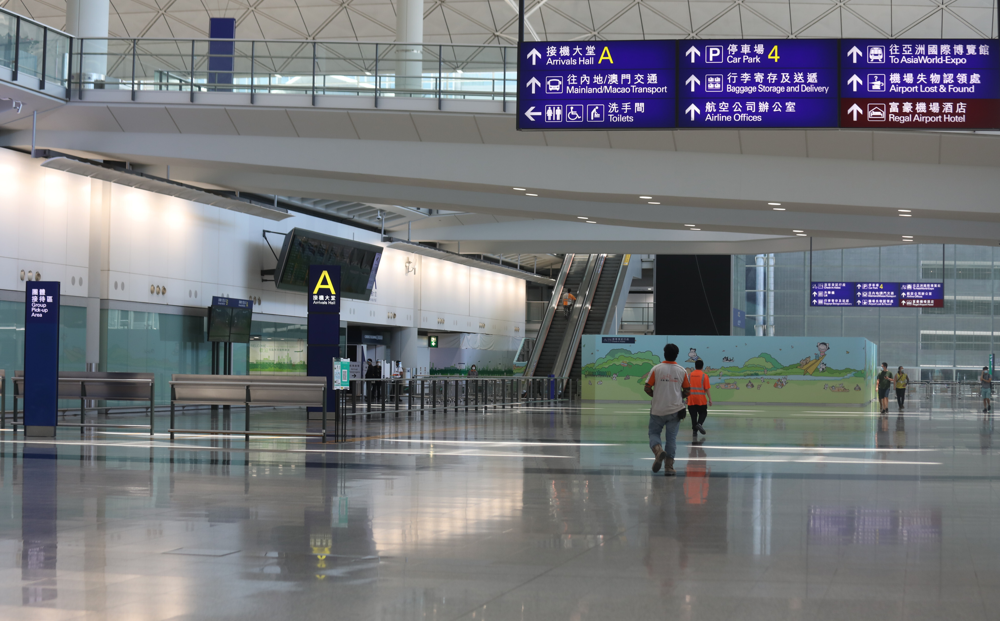 The arrivals hall at Hong Kong International Airport sits bereft of arrivals. Hongkongers stranded overseas by flight bans are forced into a choice between expensive “washout” periods in third countries or remaining overseas until the bans are lifted. Photo: Xiaomei Chen