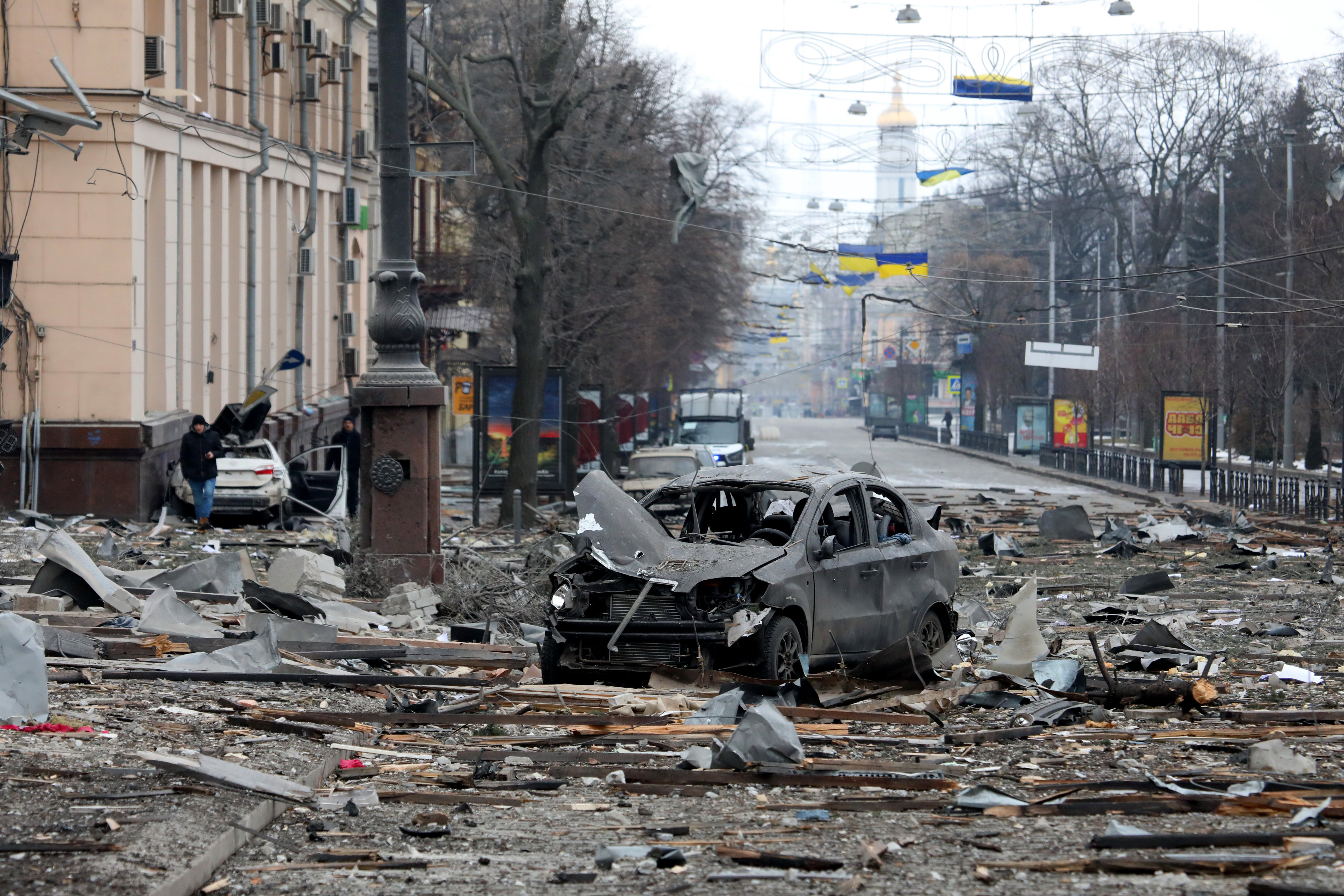 A burnt-out car sits in the street in Kharkiv, Ukraine, after shelling by Russian troops on March 1. Photo: DPA